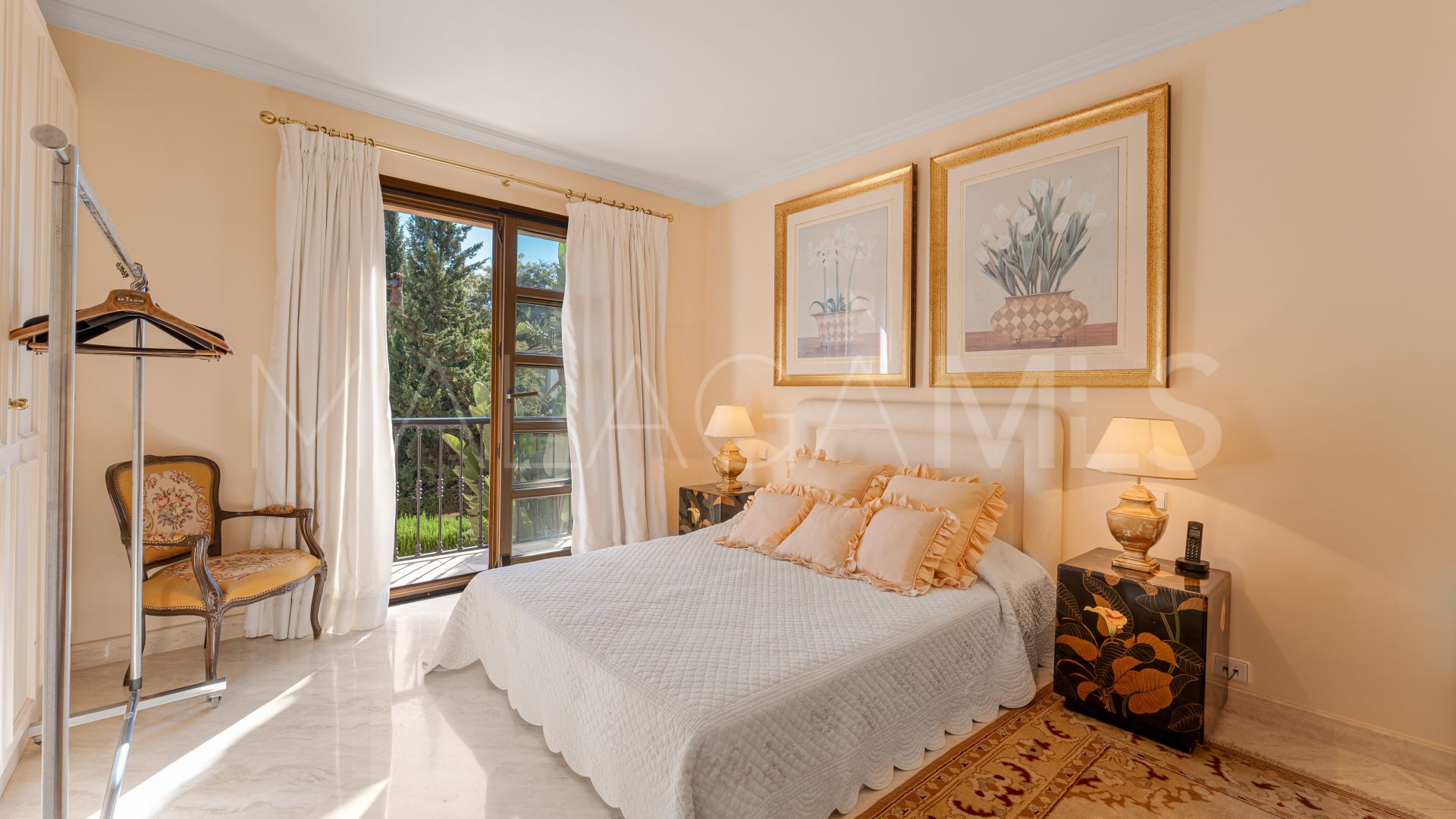 Villa for sale in Nueva Andalucia