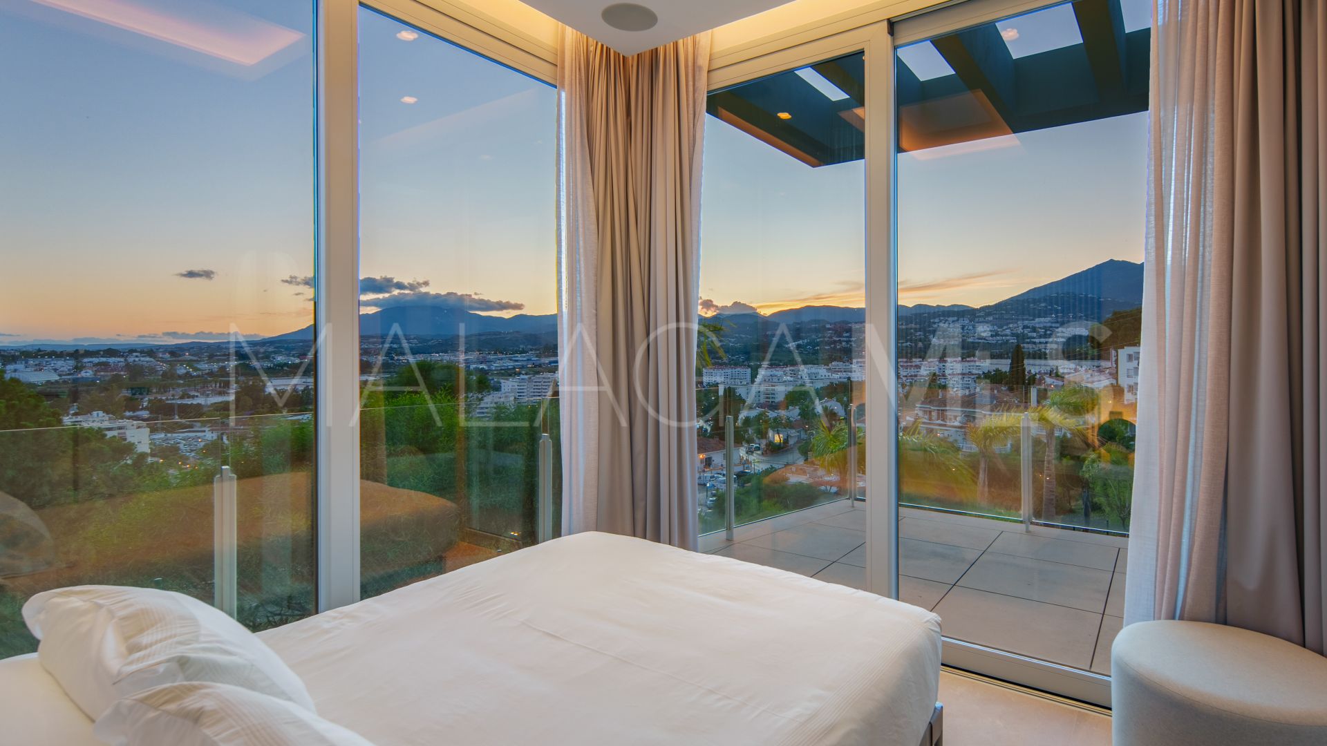 Villa for sale in Nueva Andalucia