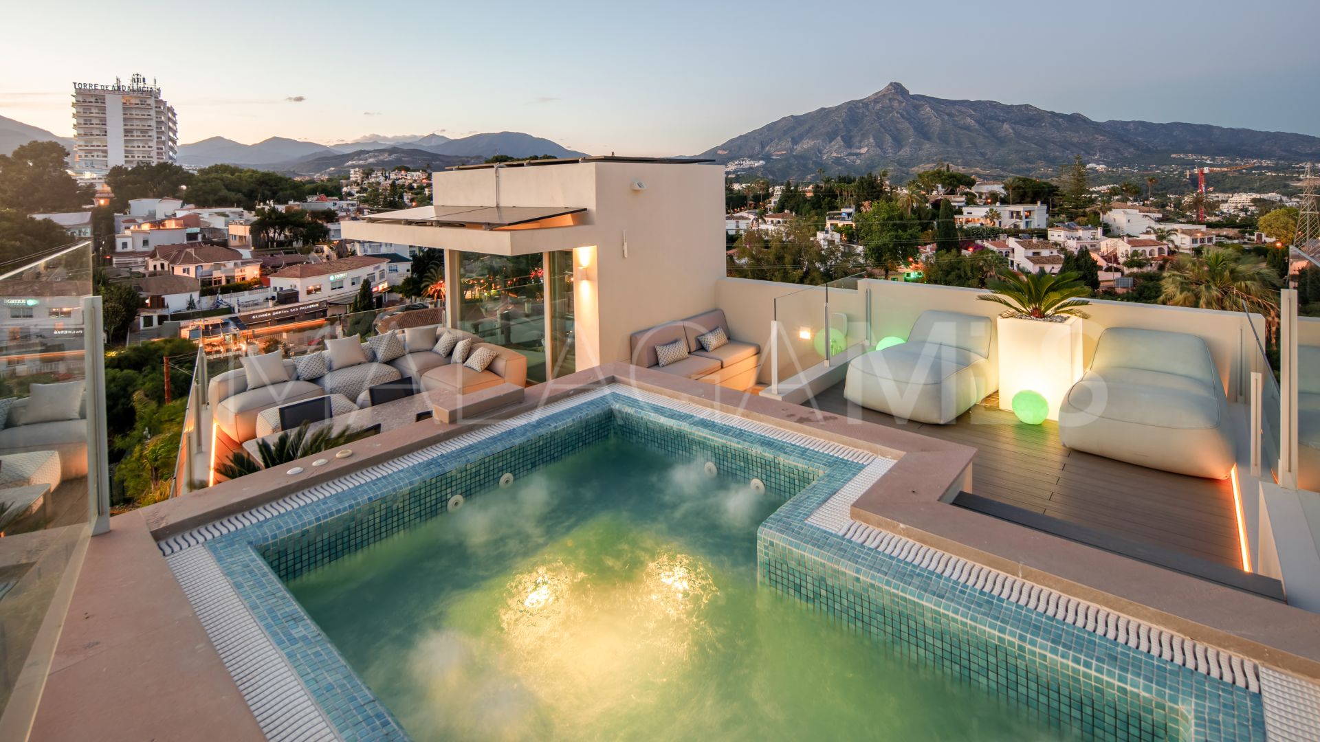 Villa for sale in Nueva Andalucia