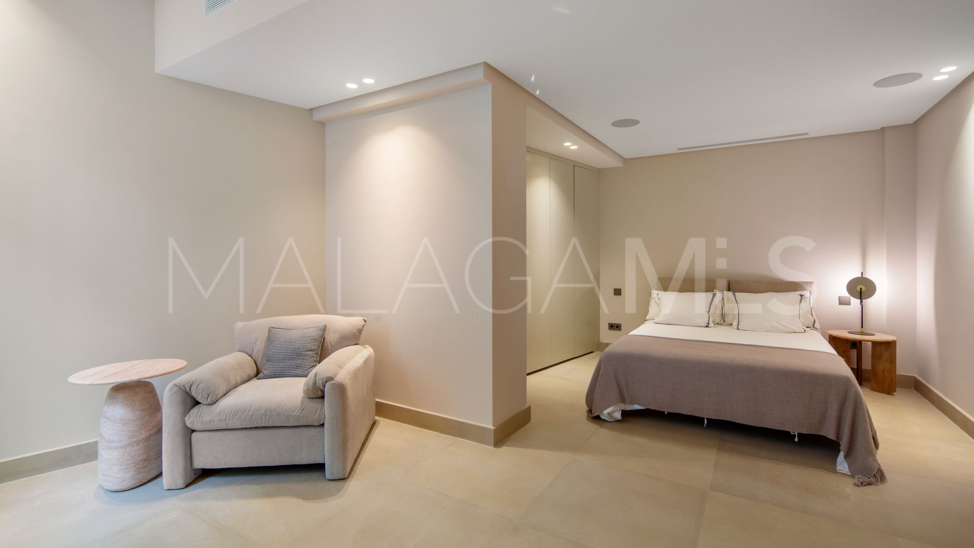 Villa for sale in Nueva Andalucia