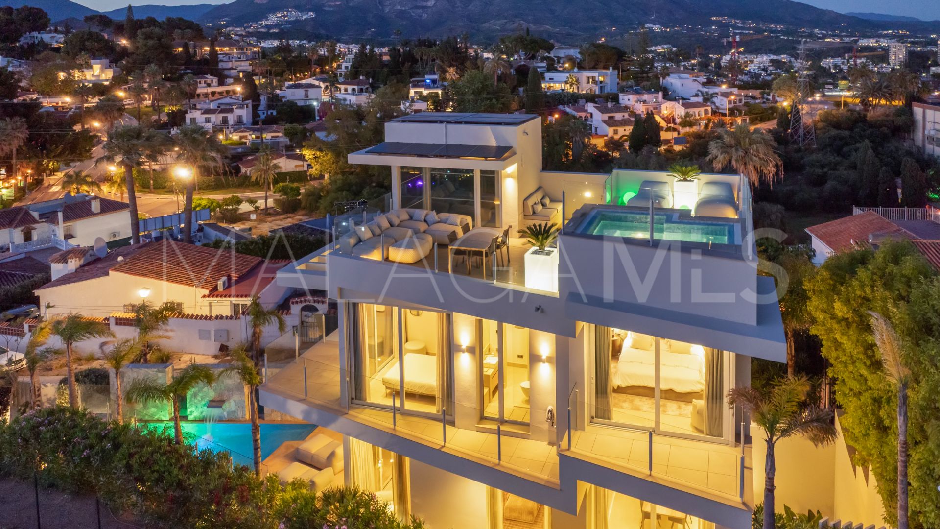 Villa for sale in Nueva Andalucia