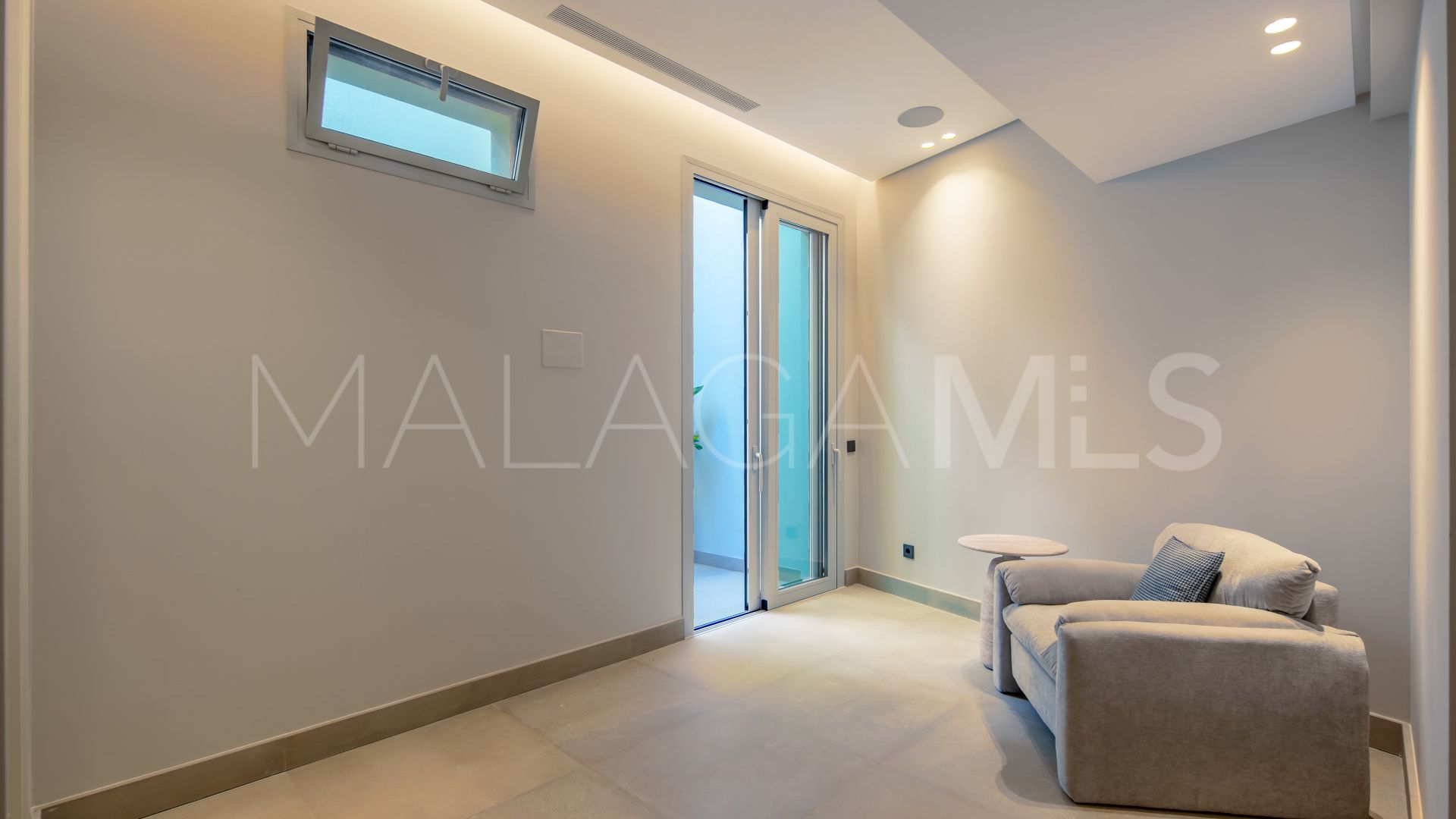 Villa for sale in Nueva Andalucia