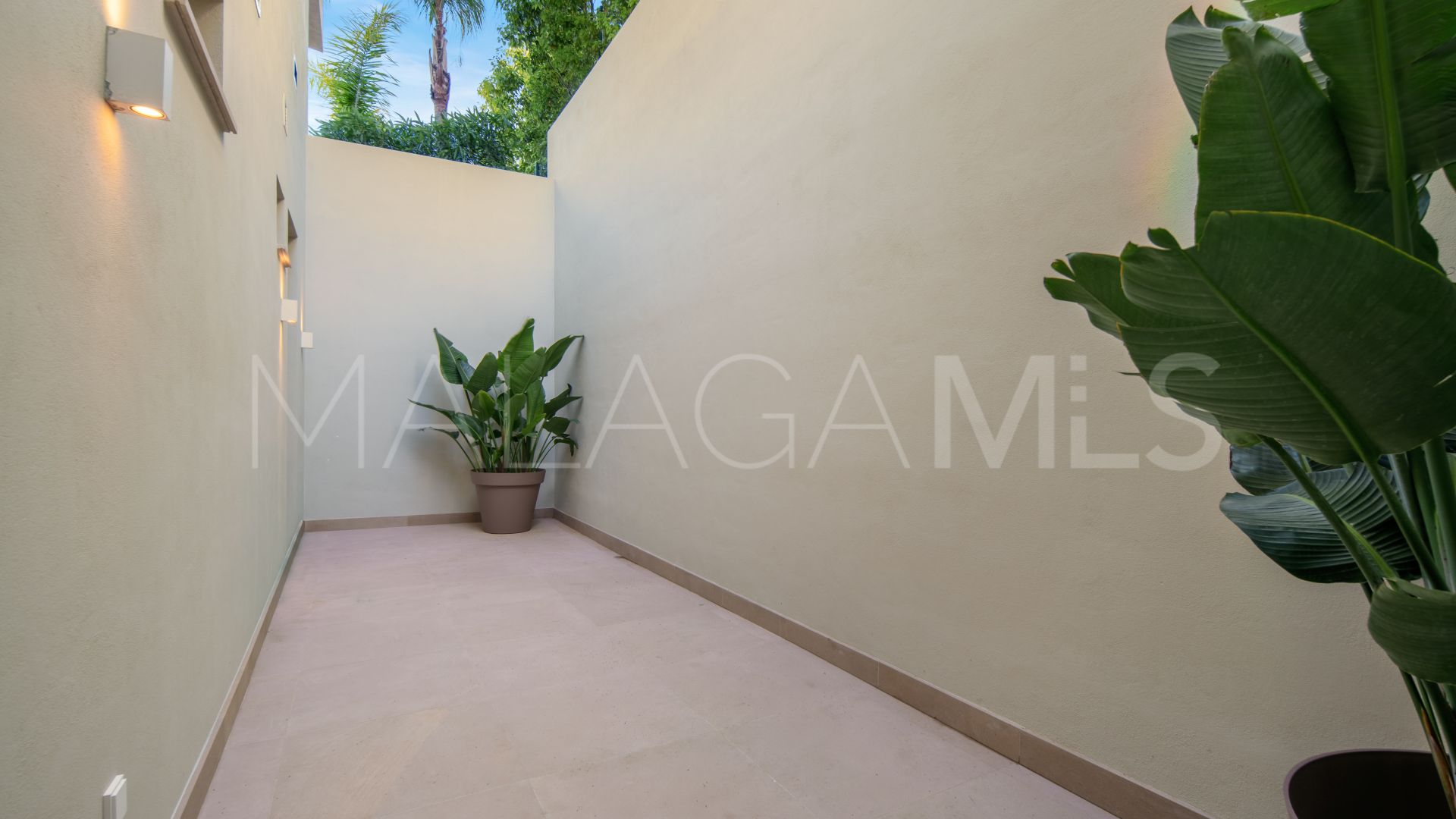 Villa for sale in Nueva Andalucia