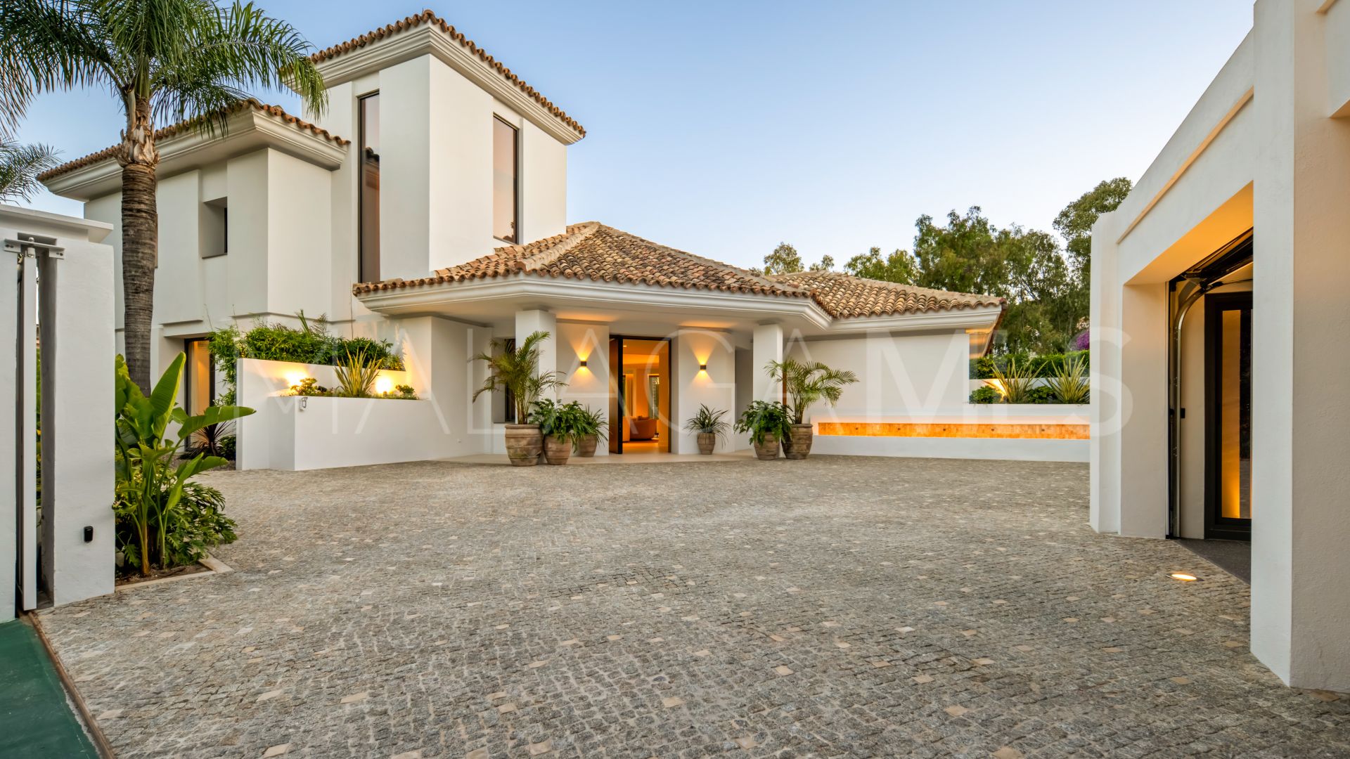 Buy 6 bedrooms villa in El Herrojo