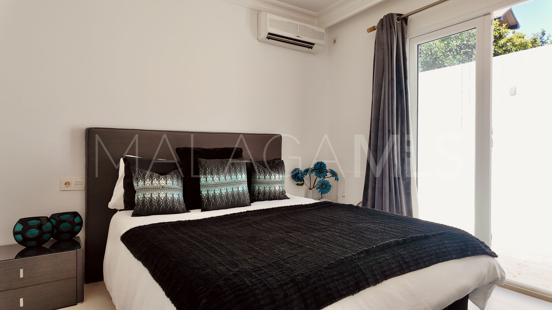 Villa for sale in Nueva Andalucia