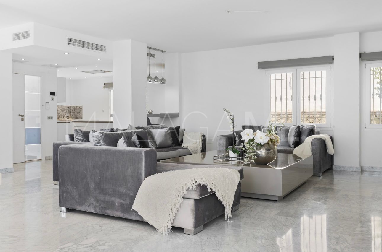 Villa for sale in Elviria