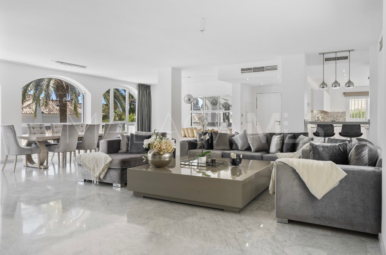 Villa for sale in Elviria