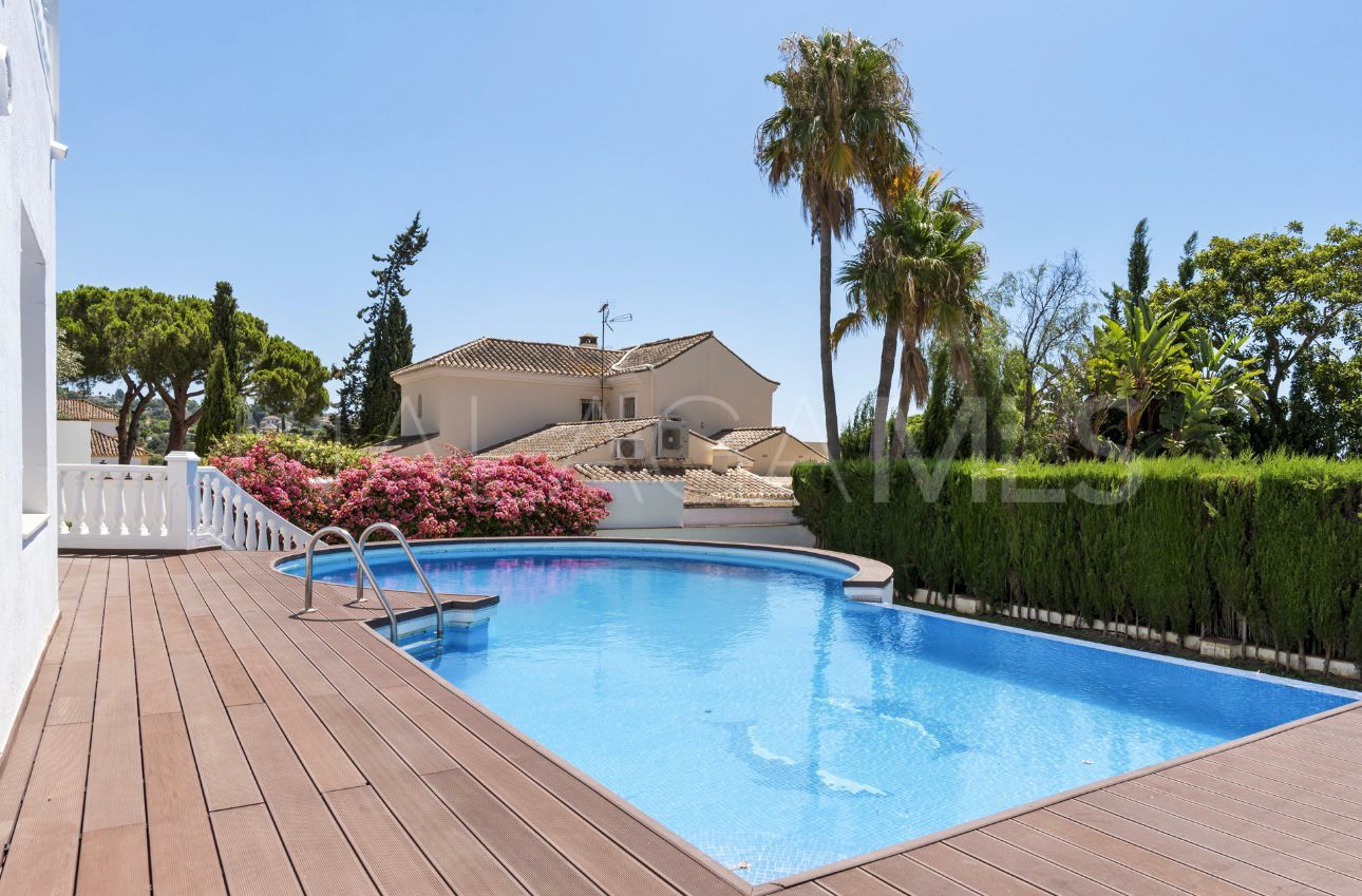 Villa for sale in Elviria