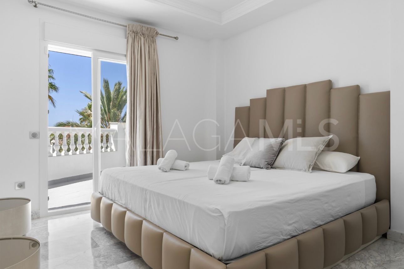 Villa for sale in Elviria