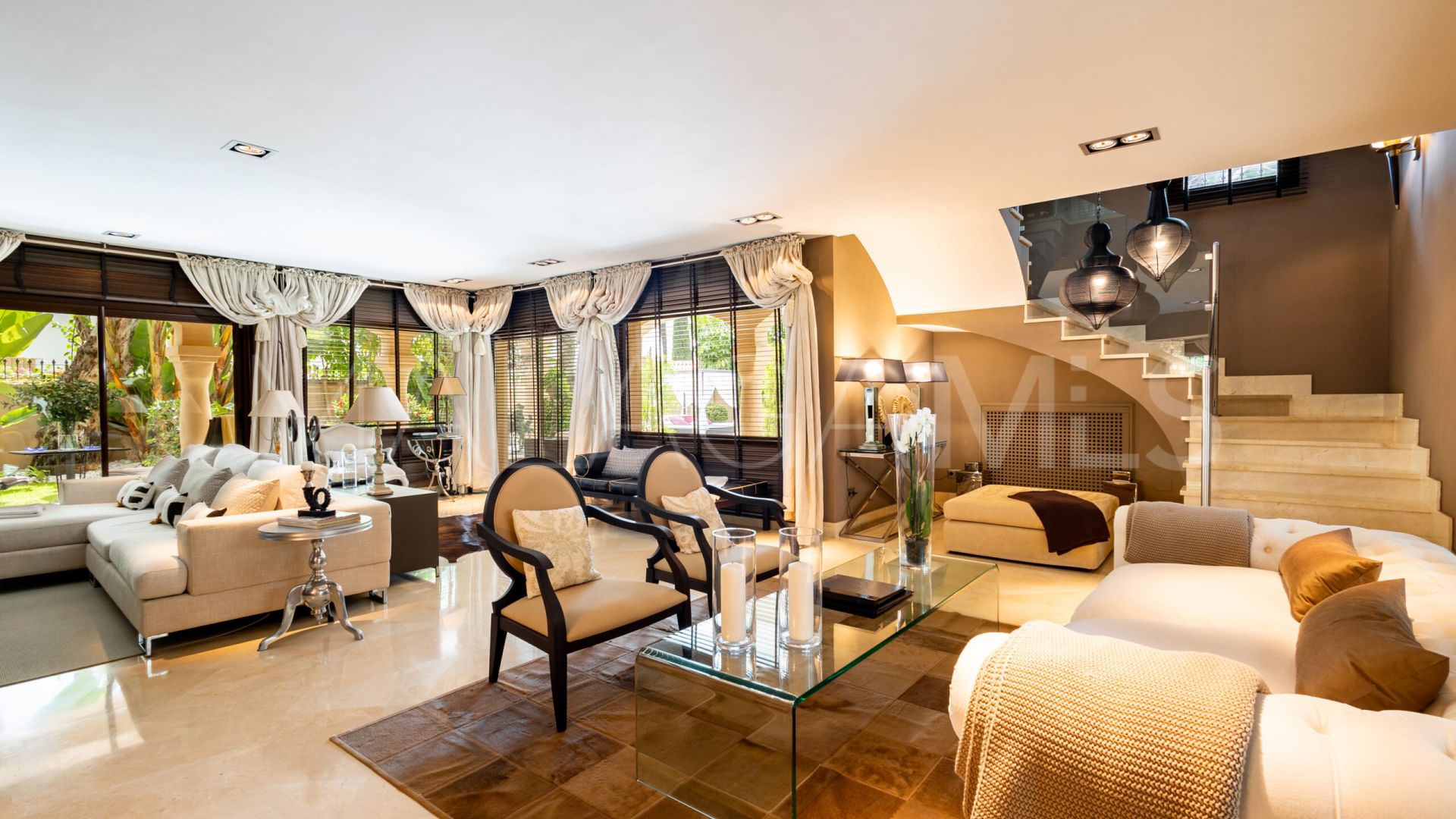 Villa for sale in Los Monteros