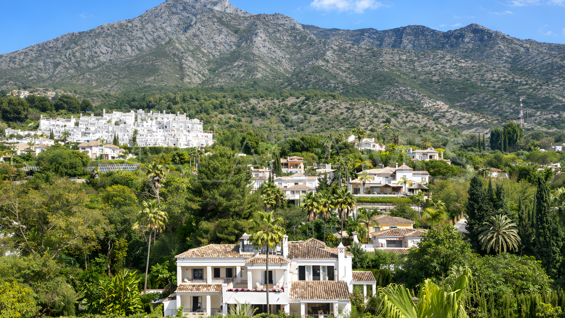 Villa for sale in Marbella Hill Club