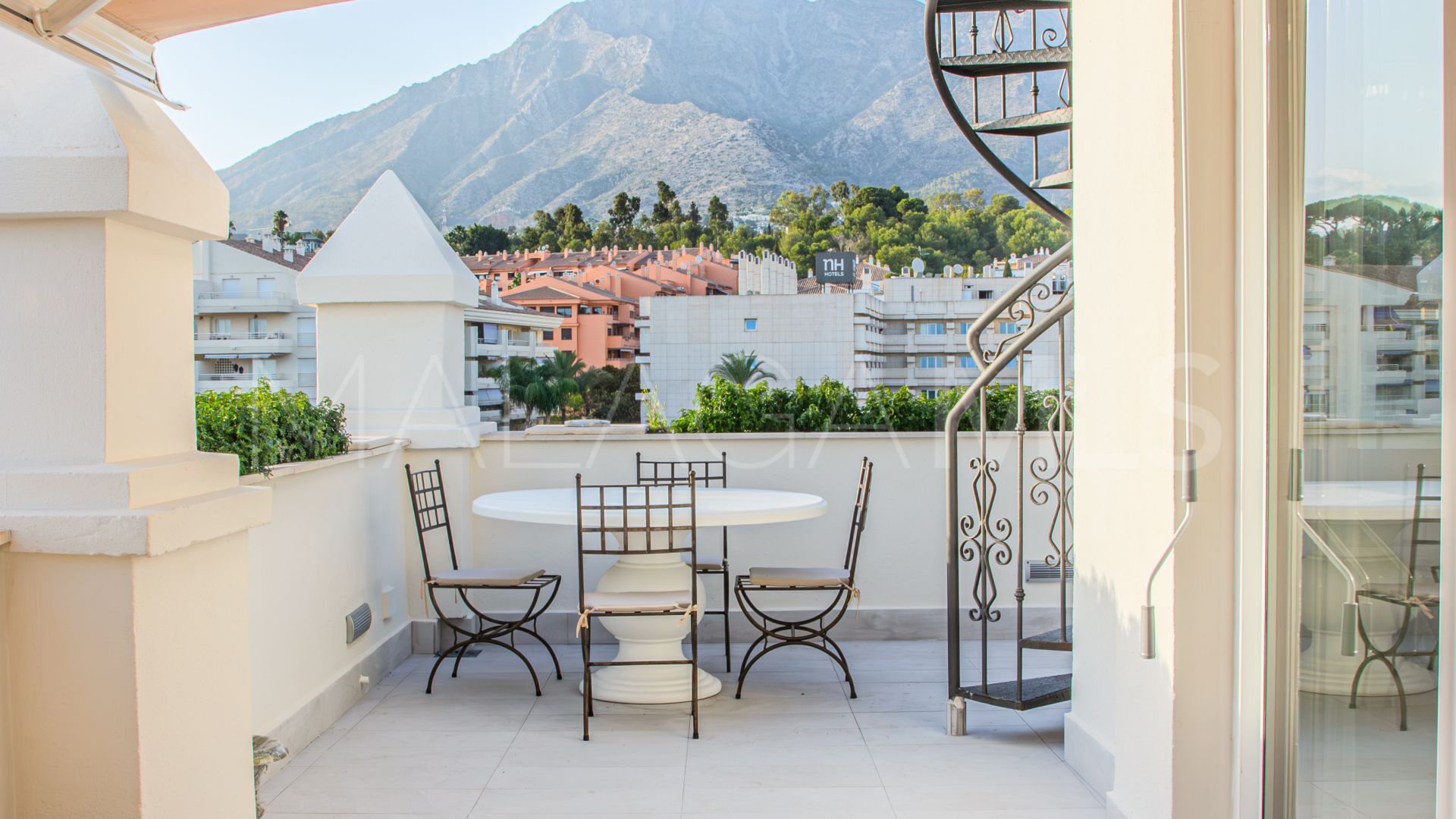 Buy atico duplex in Guadalpin Suites de 2 bedrooms