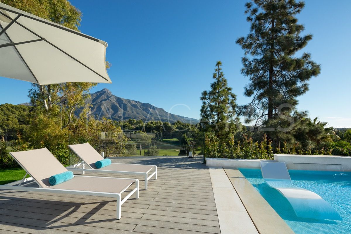 Villa for sale in Nueva Andalucia