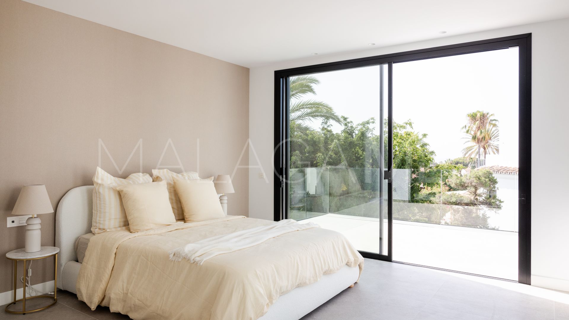 5 bedrooms Marbesa villa for sale