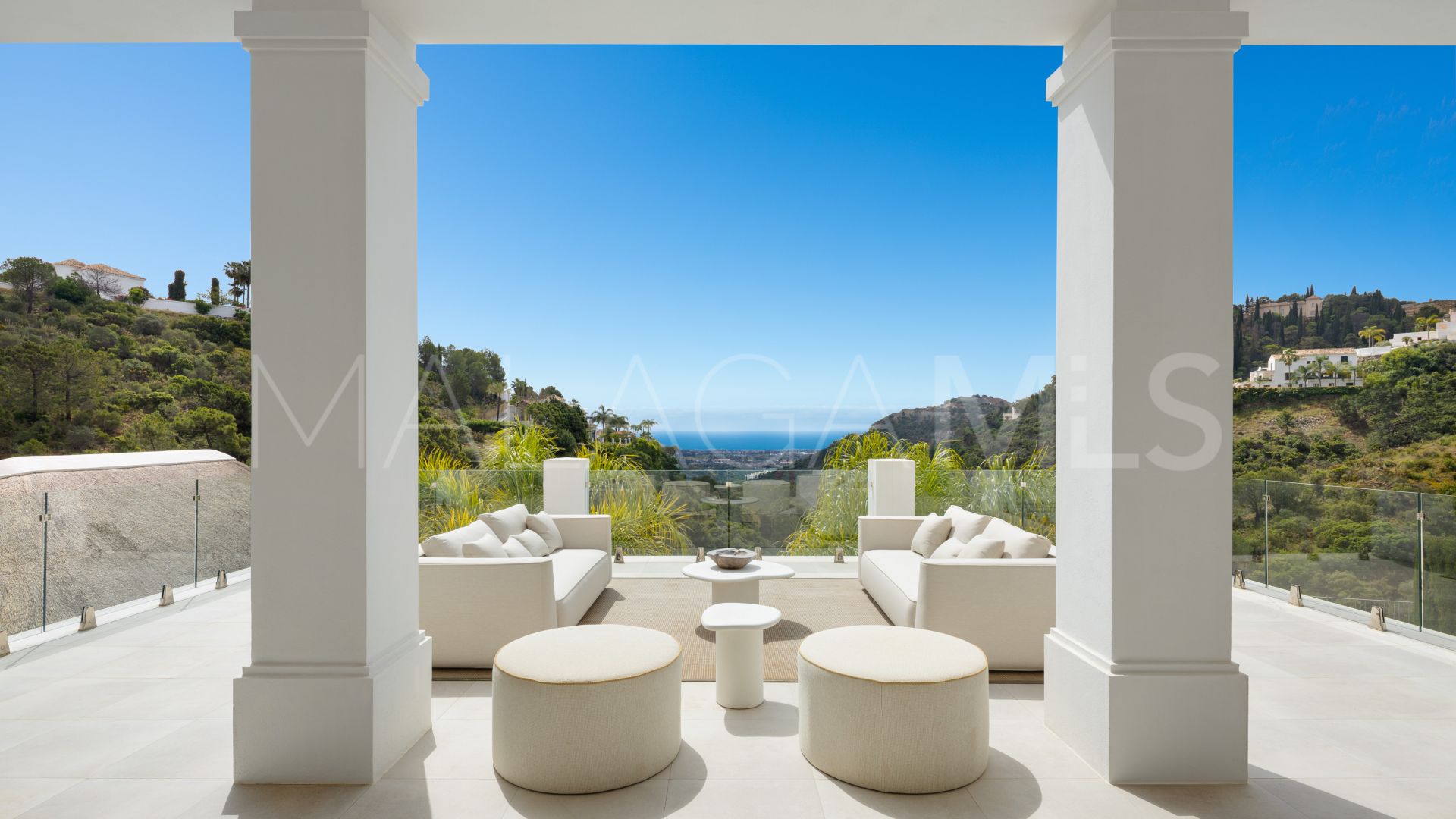 For sale El Madroñal villa with 5 bedrooms