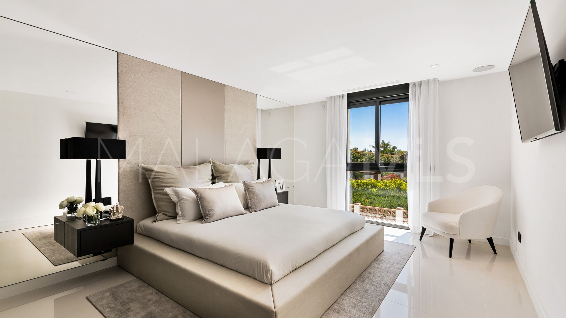 Villa for sale in Nueva Andalucia