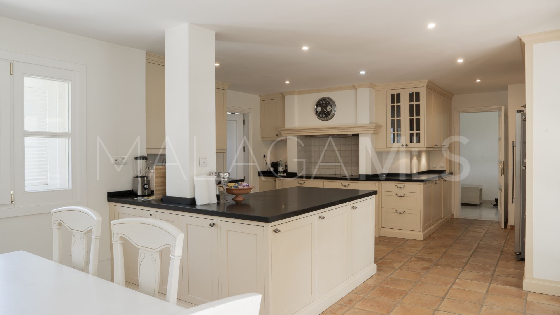 Buy villa in El Paraiso