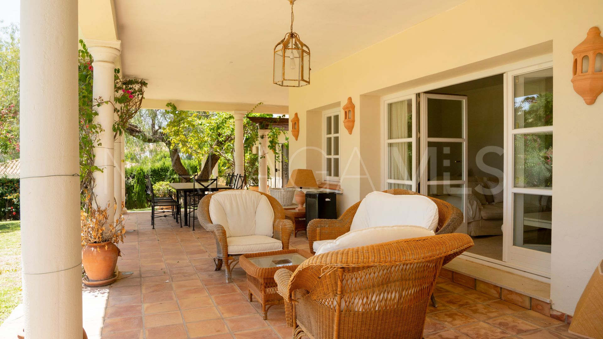 Buy villa in El Paraiso