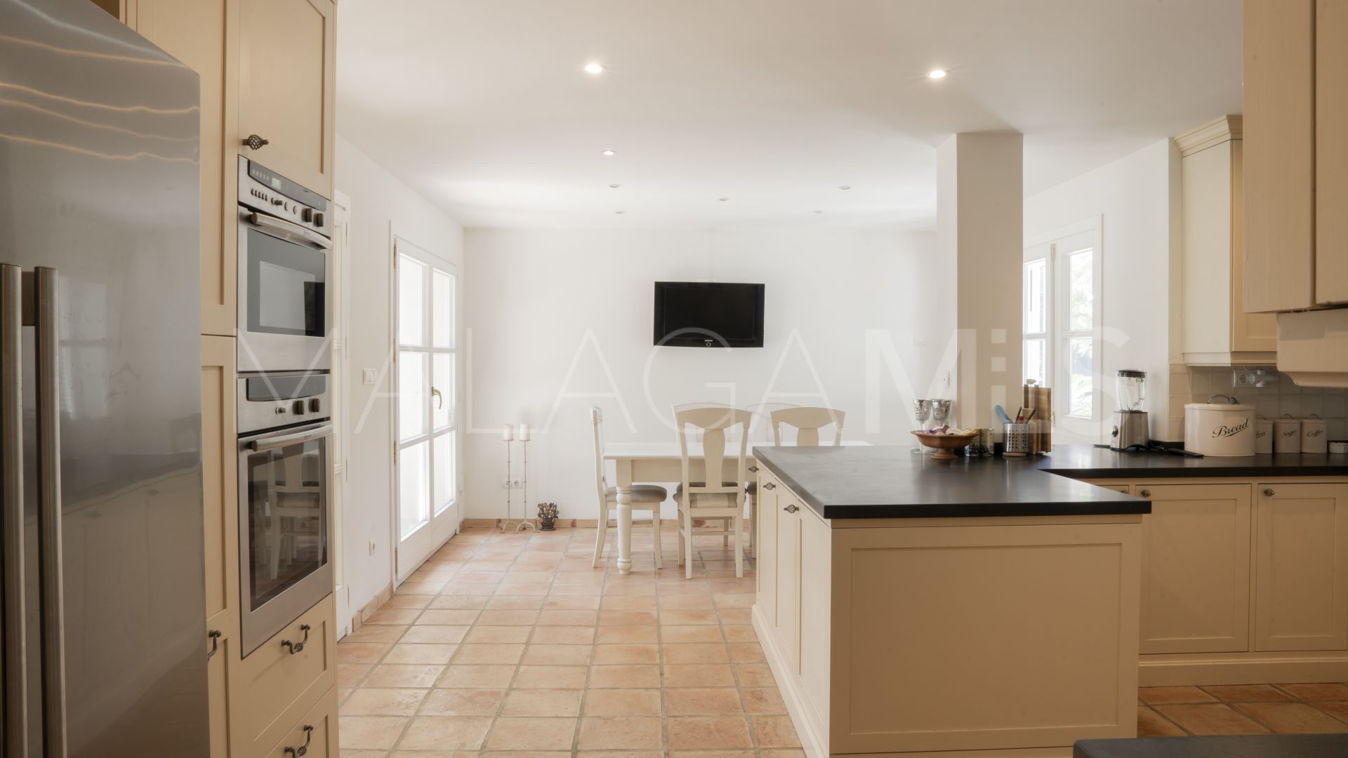 Buy villa in El Paraiso