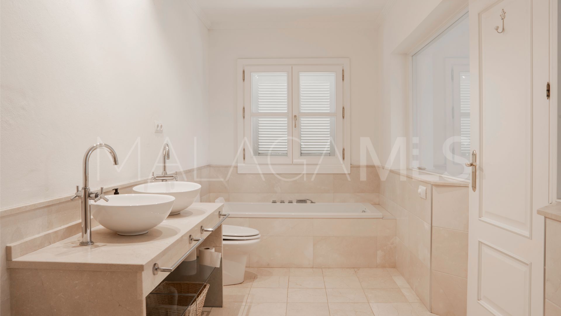 Buy villa in El Paraiso