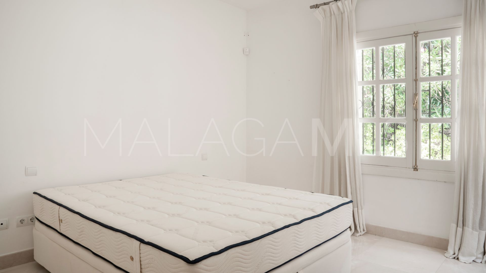 Buy villa in El Paraiso