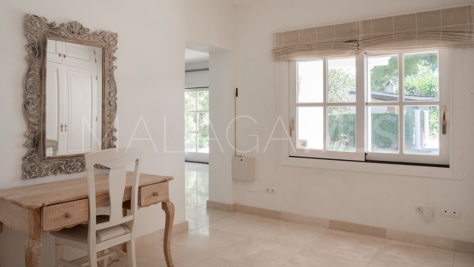 Buy villa in El Paraiso