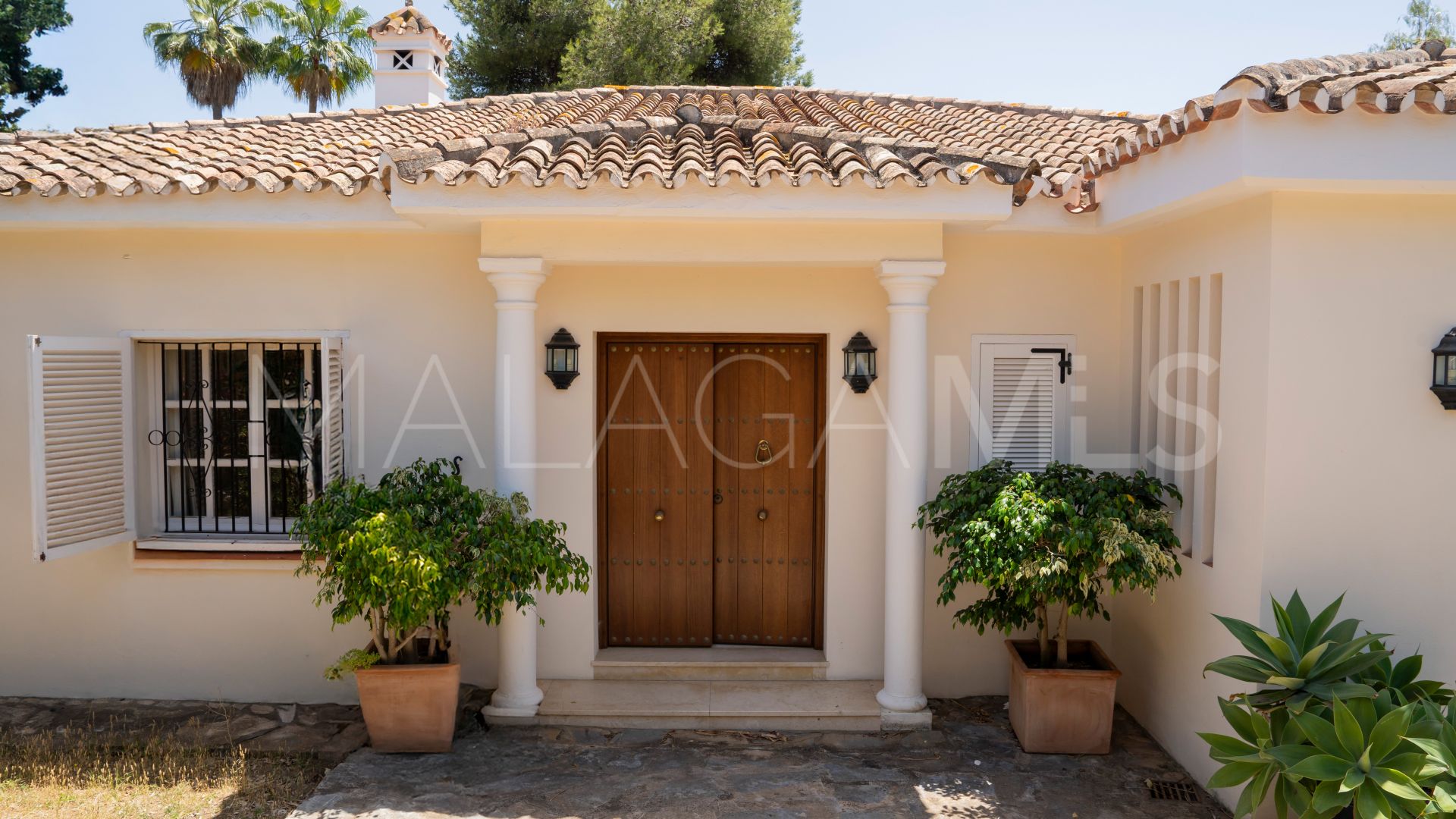 Buy villa in El Paraiso
