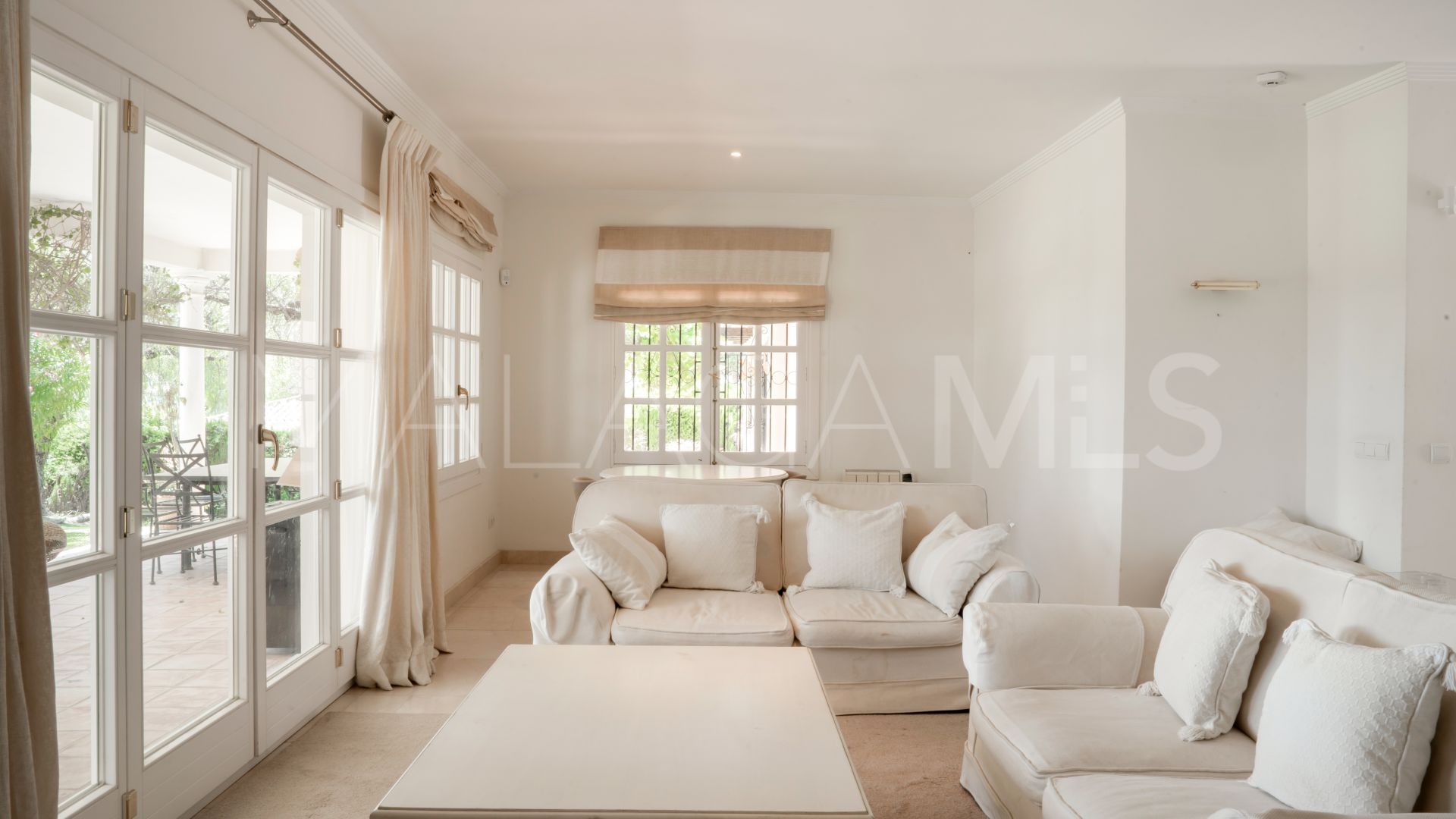 Buy villa in El Paraiso