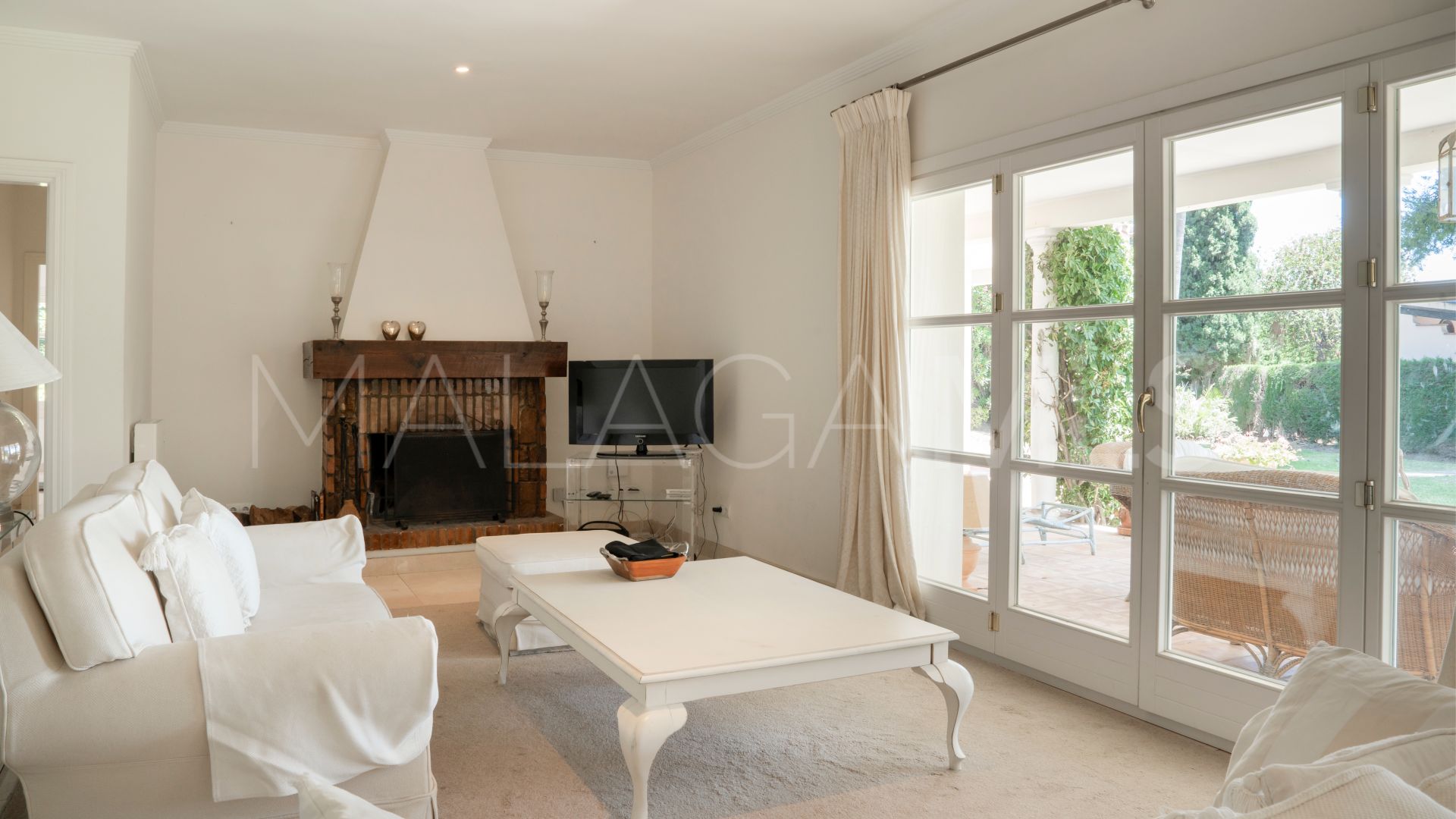 Buy villa in El Paraiso