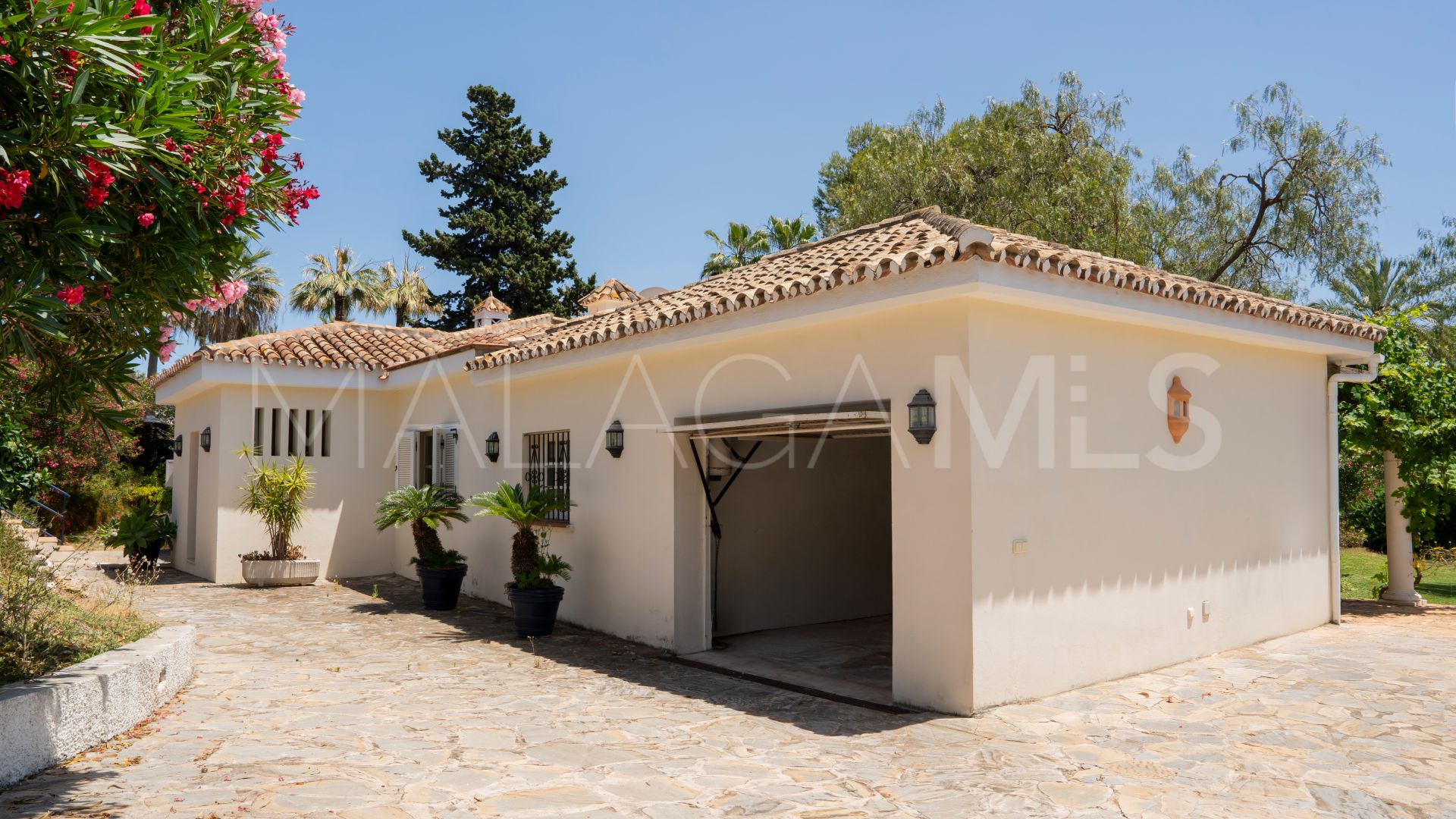 Buy villa in El Paraiso