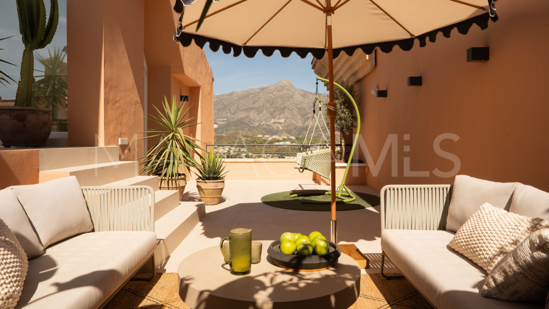 Buy duplex penthouse in Magna Marbella