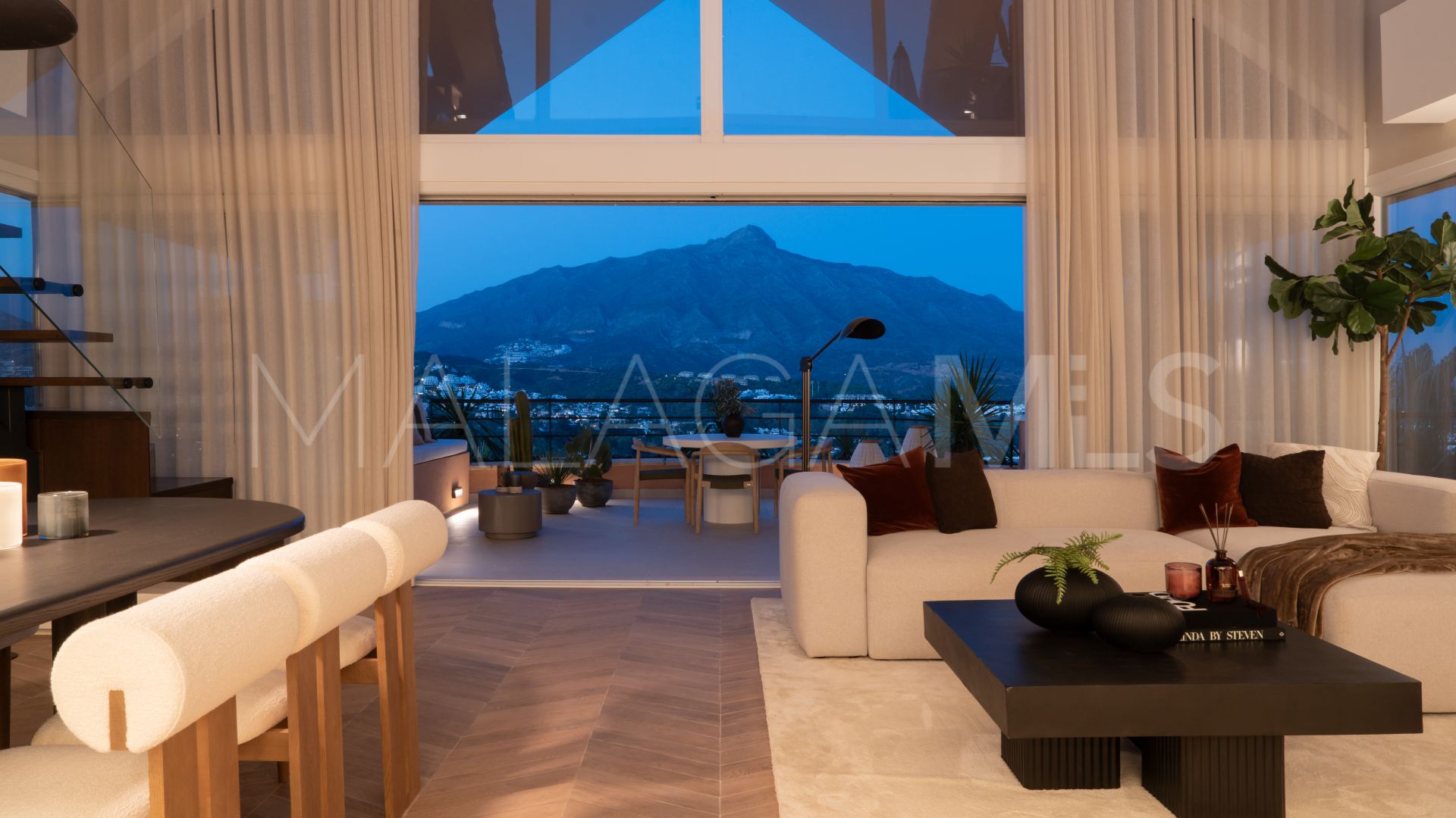 Buy duplex penthouse in Magna Marbella