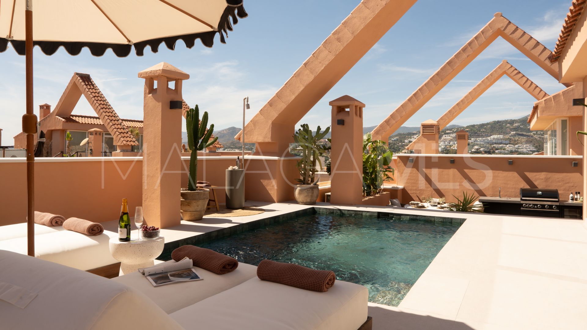 Buy duplex penthouse in Magna Marbella