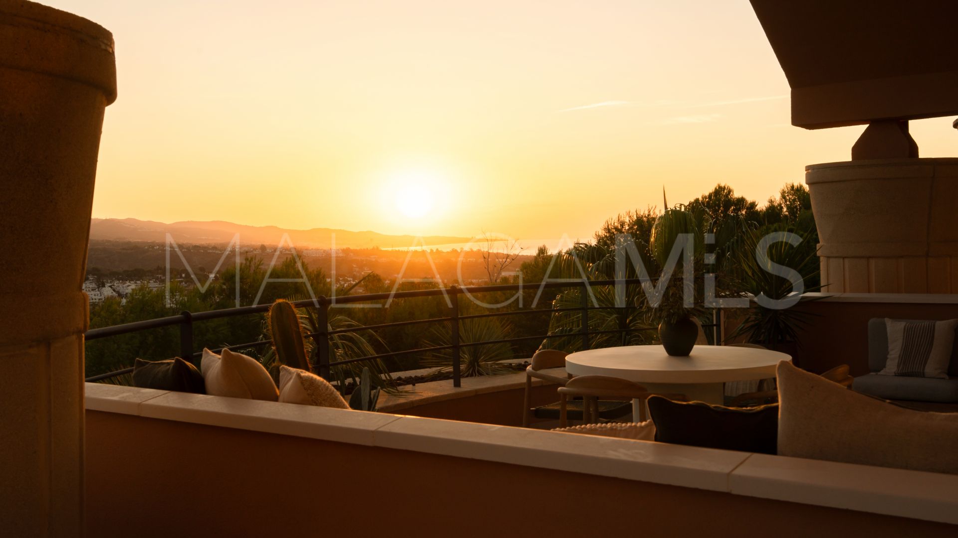 Buy duplex penthouse in Magna Marbella