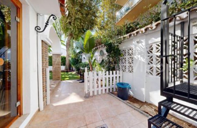 Buy semi detached house in Rio Verde Playa
