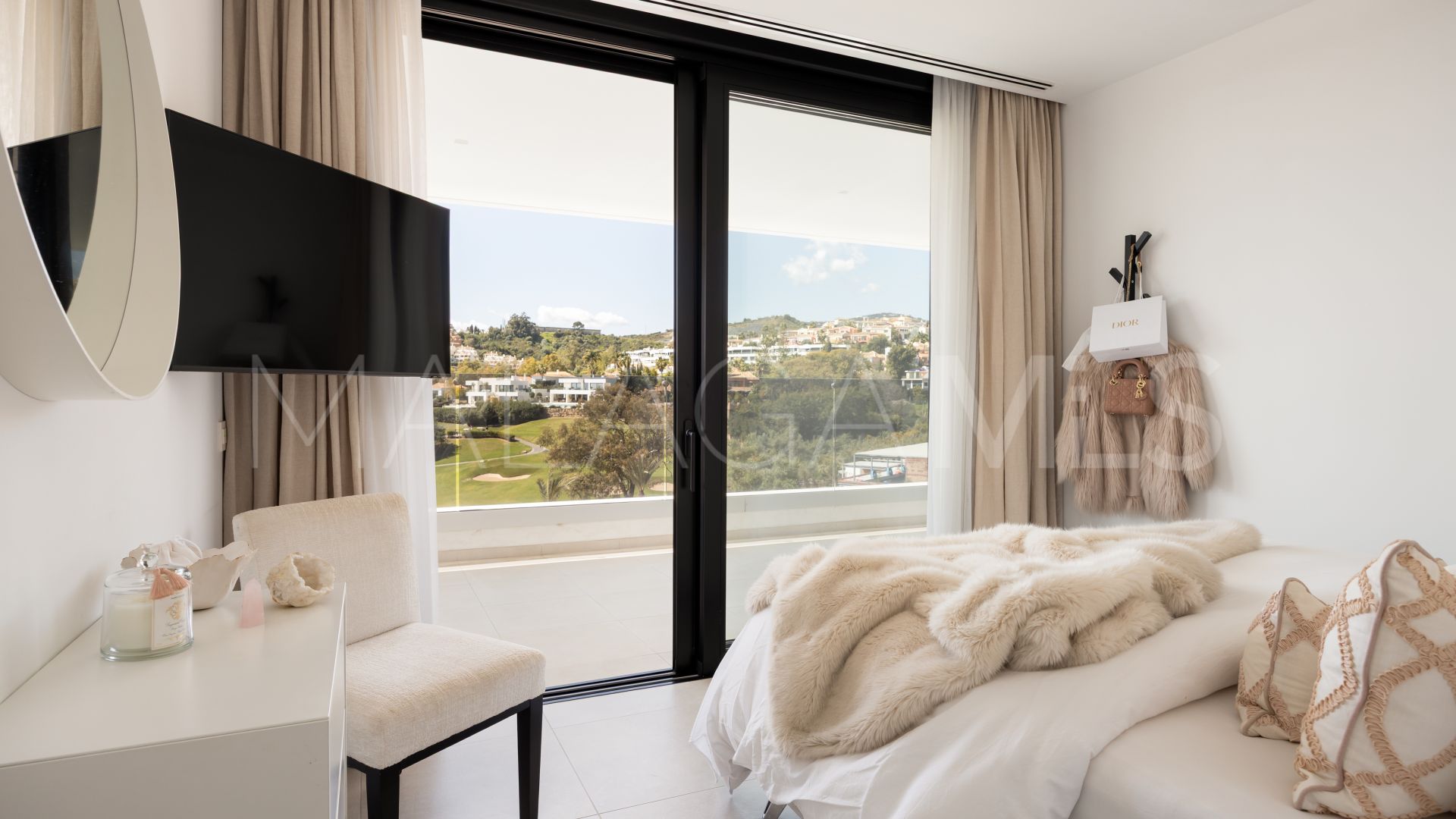 Villa for sale in Nueva Andalucia