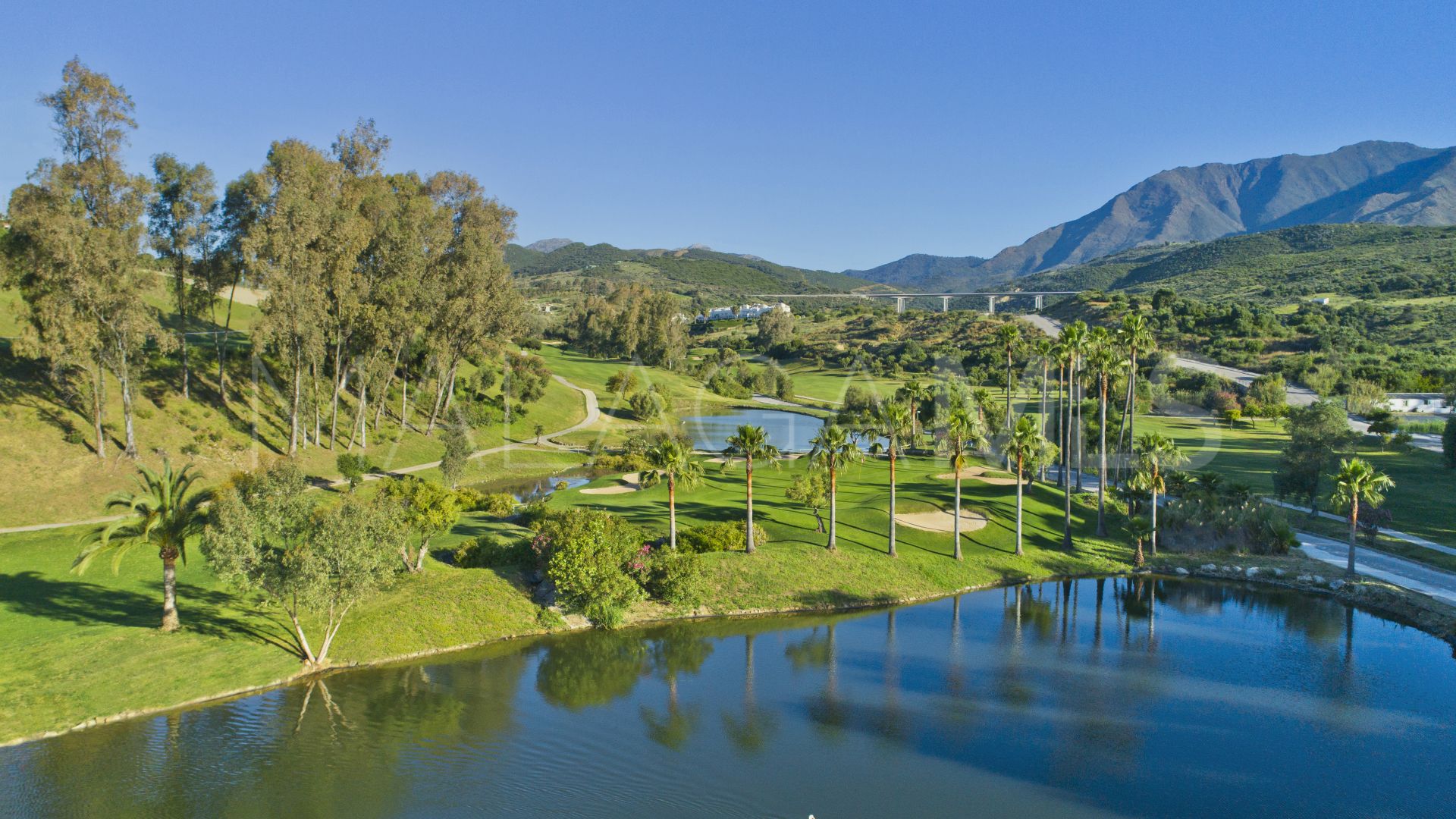 Duplex penthouse for sale in Estepona Golf with 2 bedrooms