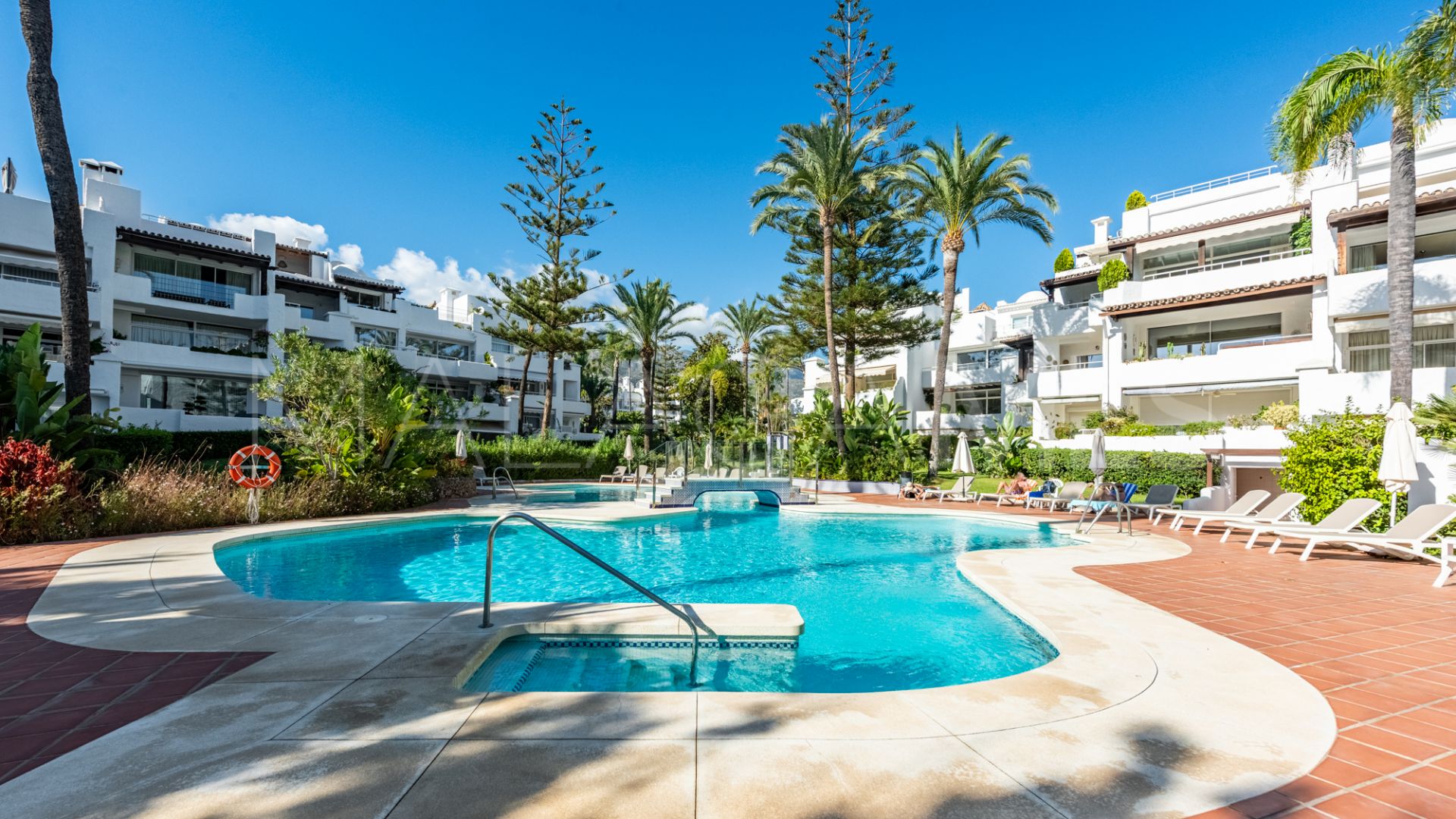 Markplanslägenhet for sale in Alhambra del Mar