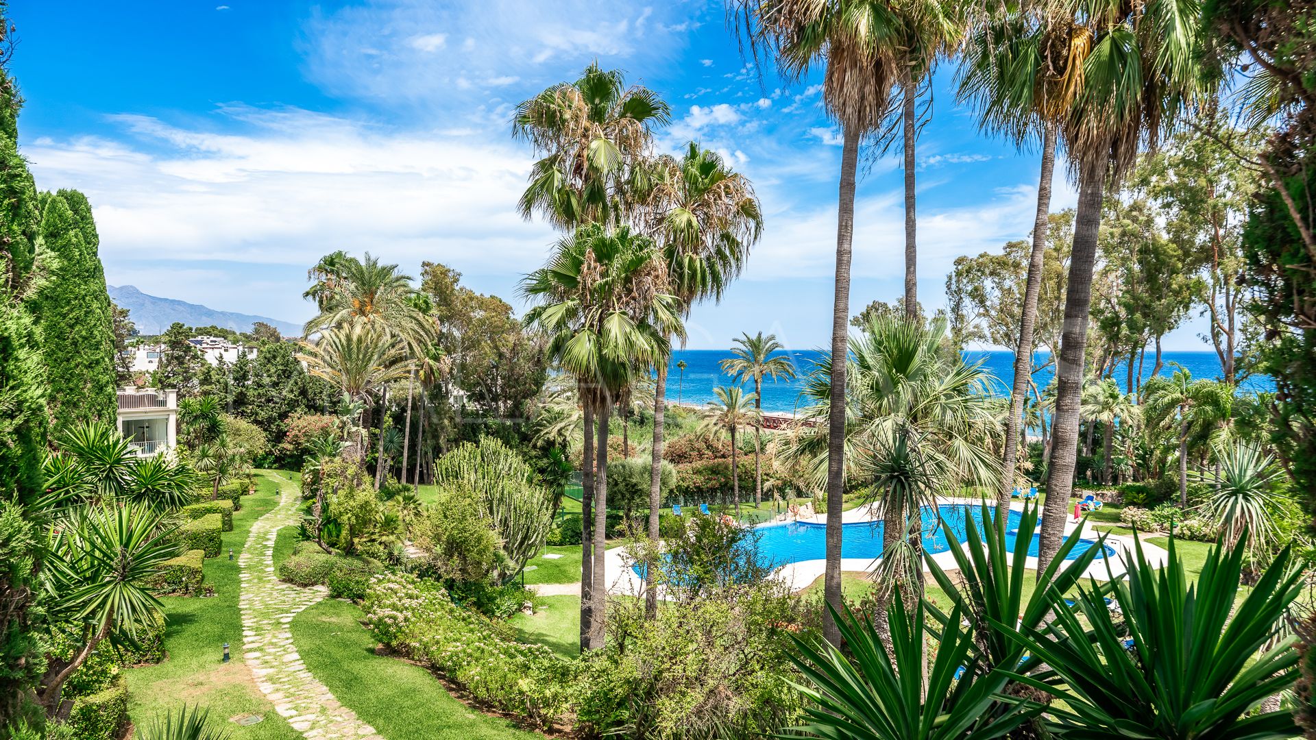 For sale 4 bedrooms town house in El Velerin