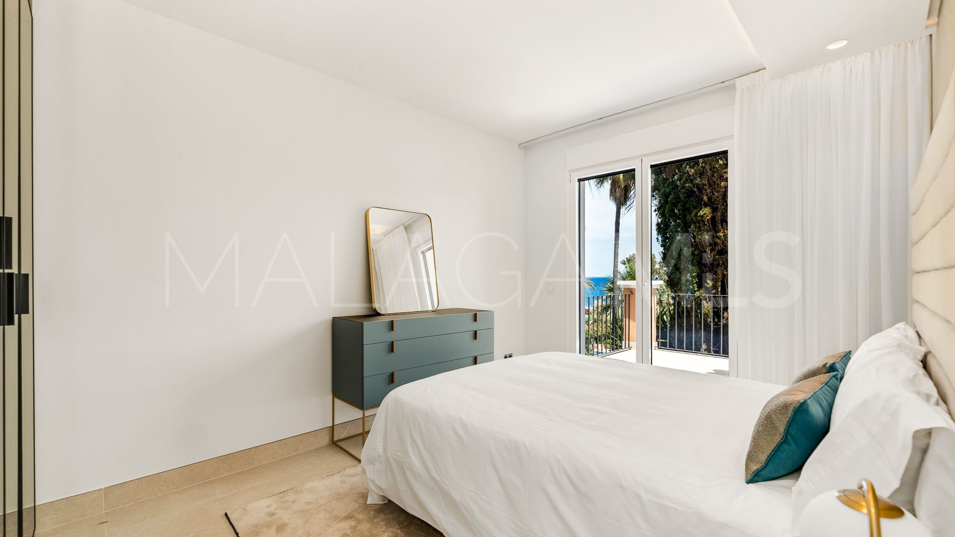 For sale 4 bedrooms town house in El Velerin