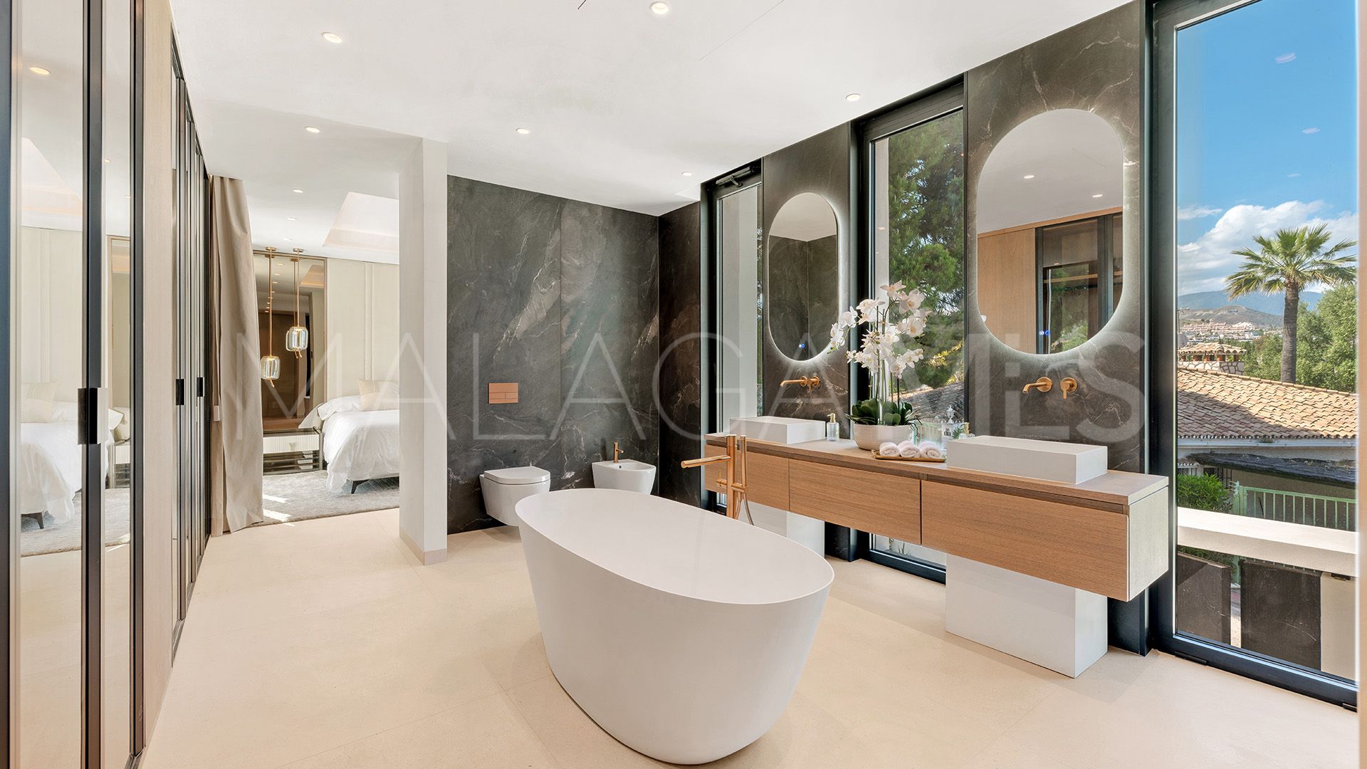 Villa for sale in Las Brisas