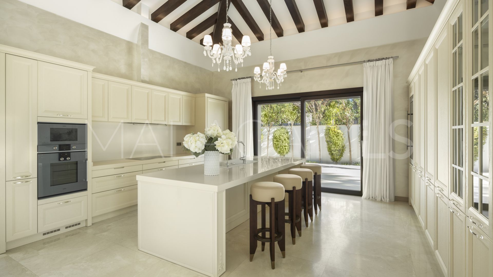 5 bedrooms villa in Nueva Andalucia for sale