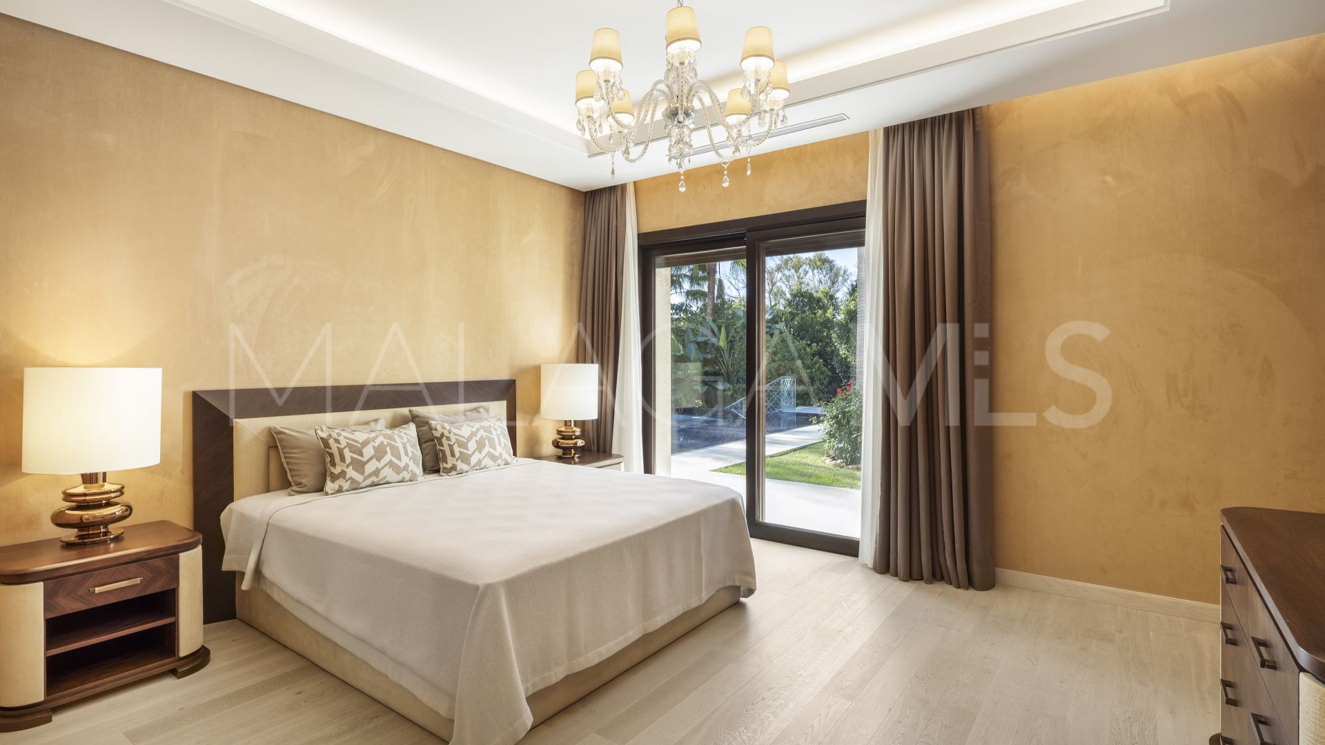 5 bedrooms villa in Nueva Andalucia for sale