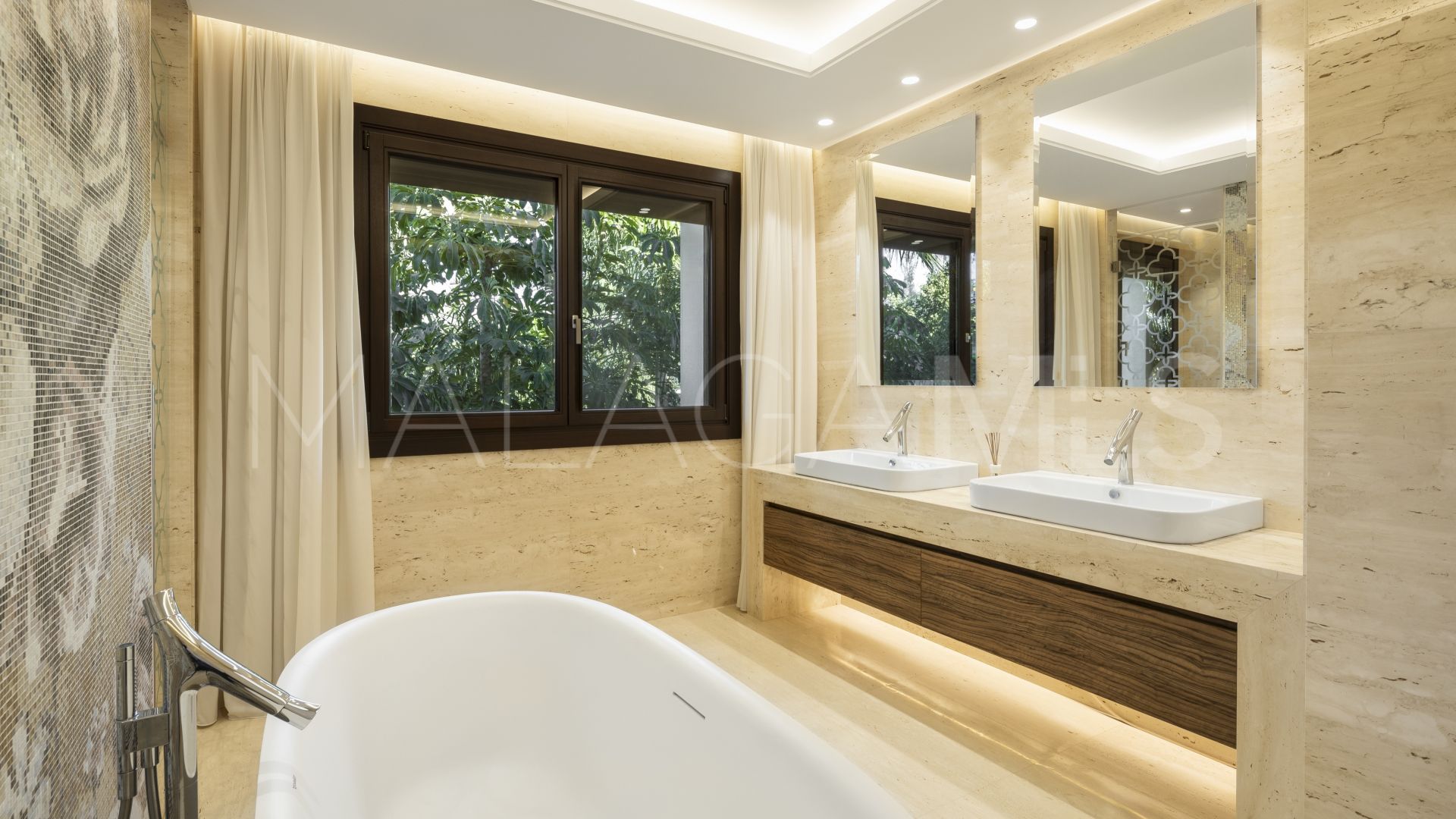 5 bedrooms villa in Nueva Andalucia for sale