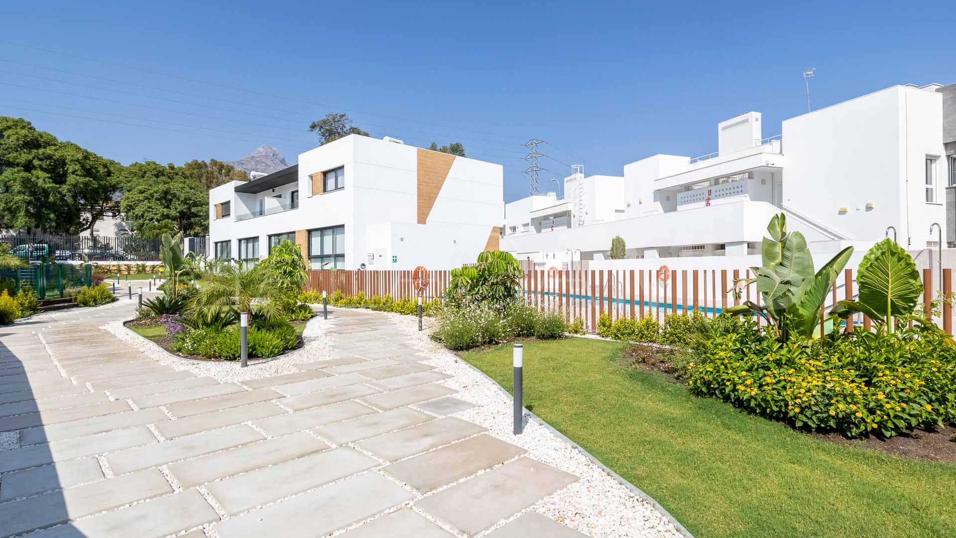 Nueva Andalucia town house for sale