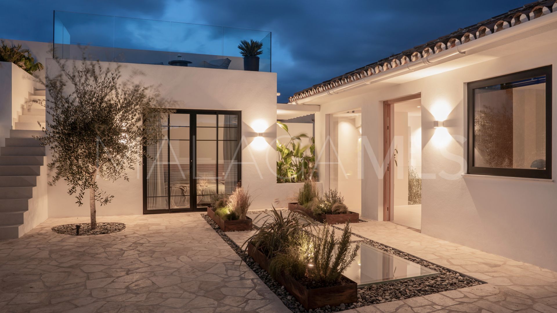 Villa for sale in Nueva Andalucia