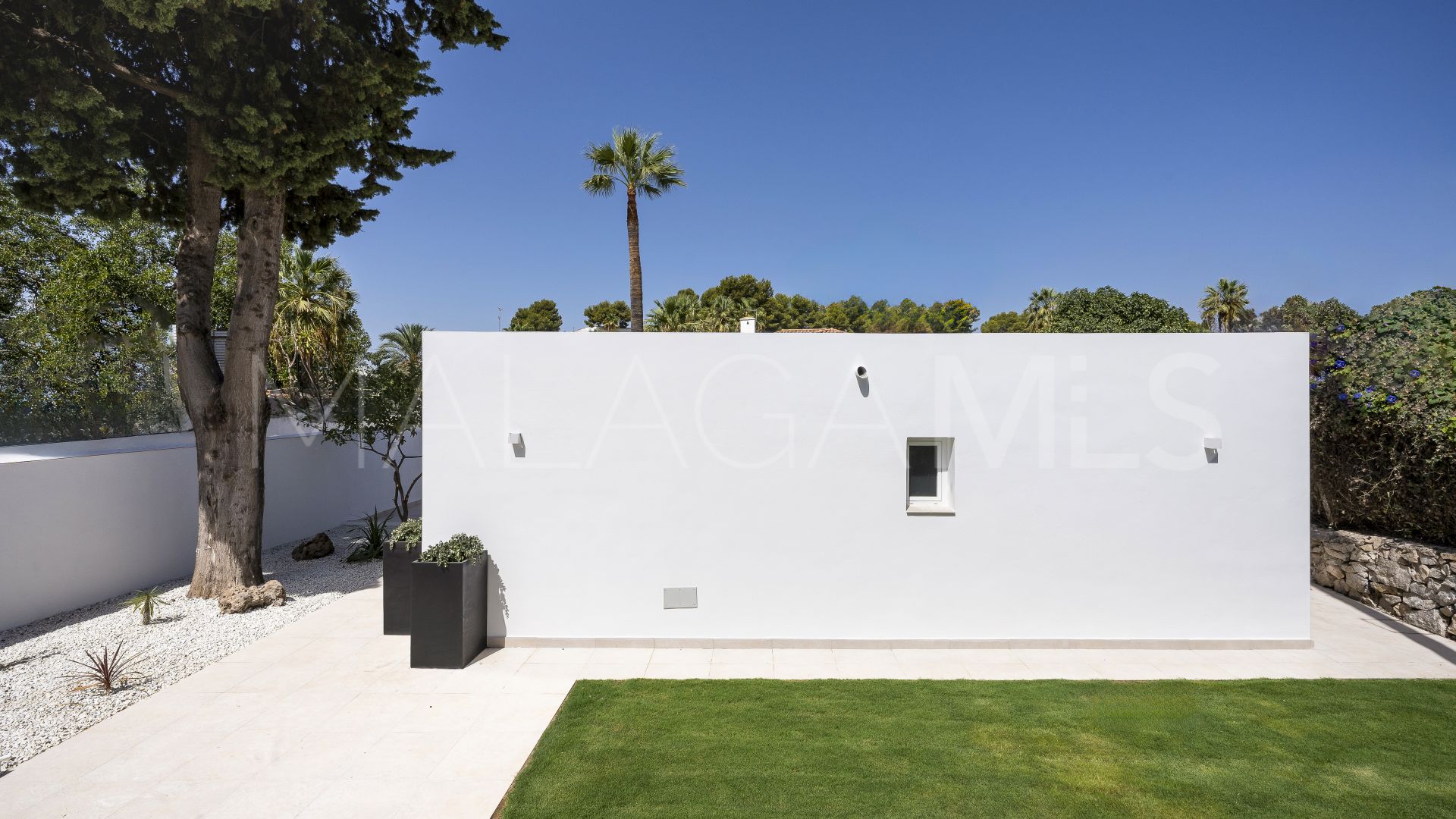 Villa for sale in Nueva Andalucia