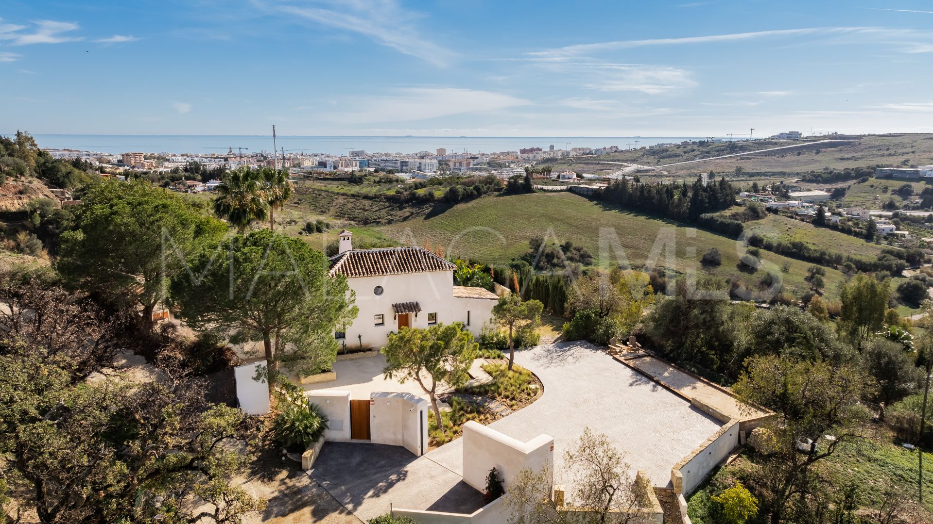 Buy villa in Estepona Hills de 6 bedrooms