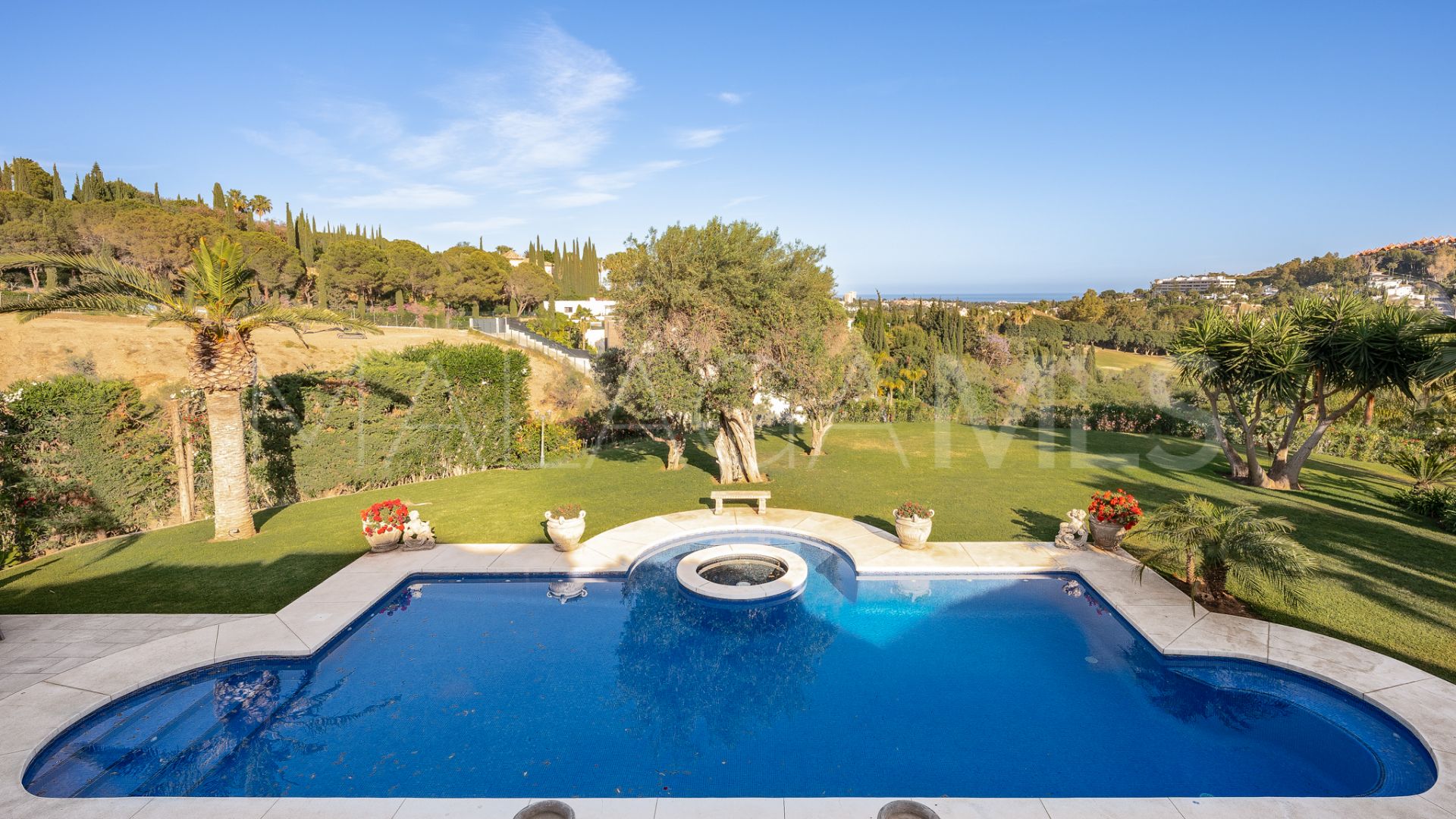 Se vende villa in Nueva Andalucia with 7 bedrooms