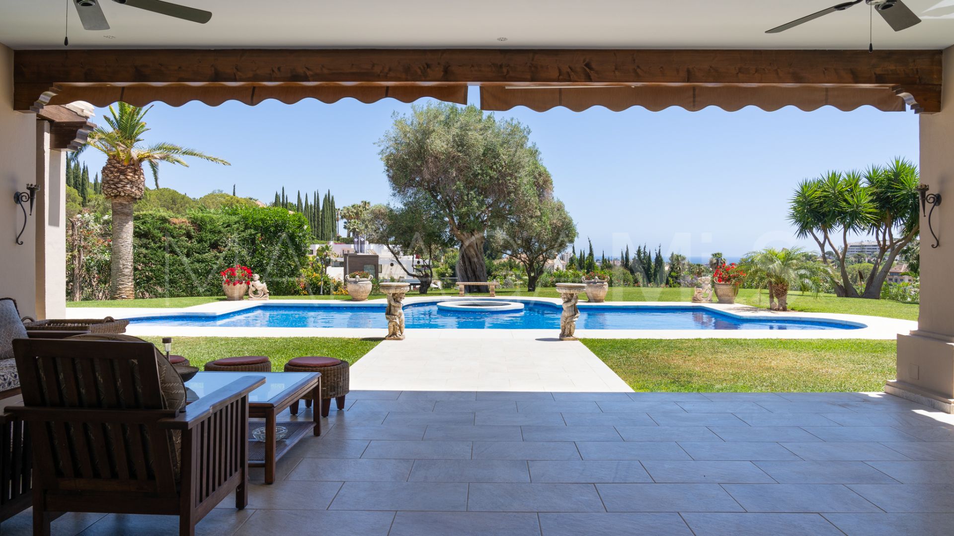 Se vende villa in Nueva Andalucia with 7 bedrooms